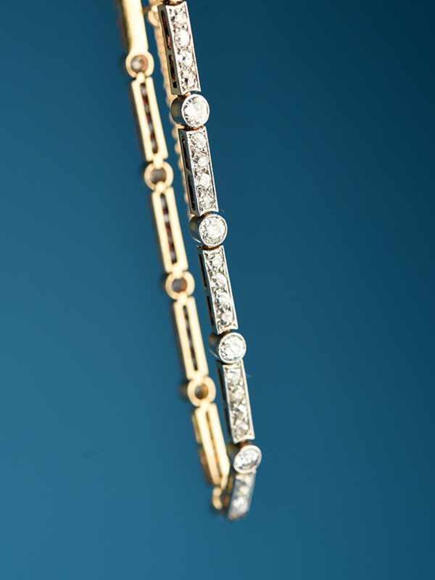 Armband mit Diamanten, zusammen ca. 2 ct, Art Deco um 1910 750/- Gelb- und Weißgold (ungestempelt/ - Bild 3 aus 3
