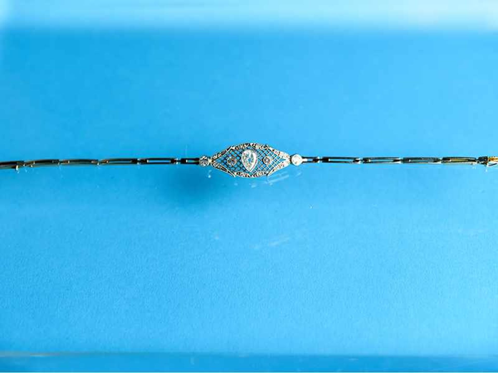 Armband mit Altschliff-Diamanten, zusammen ca. 1 ct, Juweliersarbeit aus dem Jugendendstil, um - Image 2 of 2