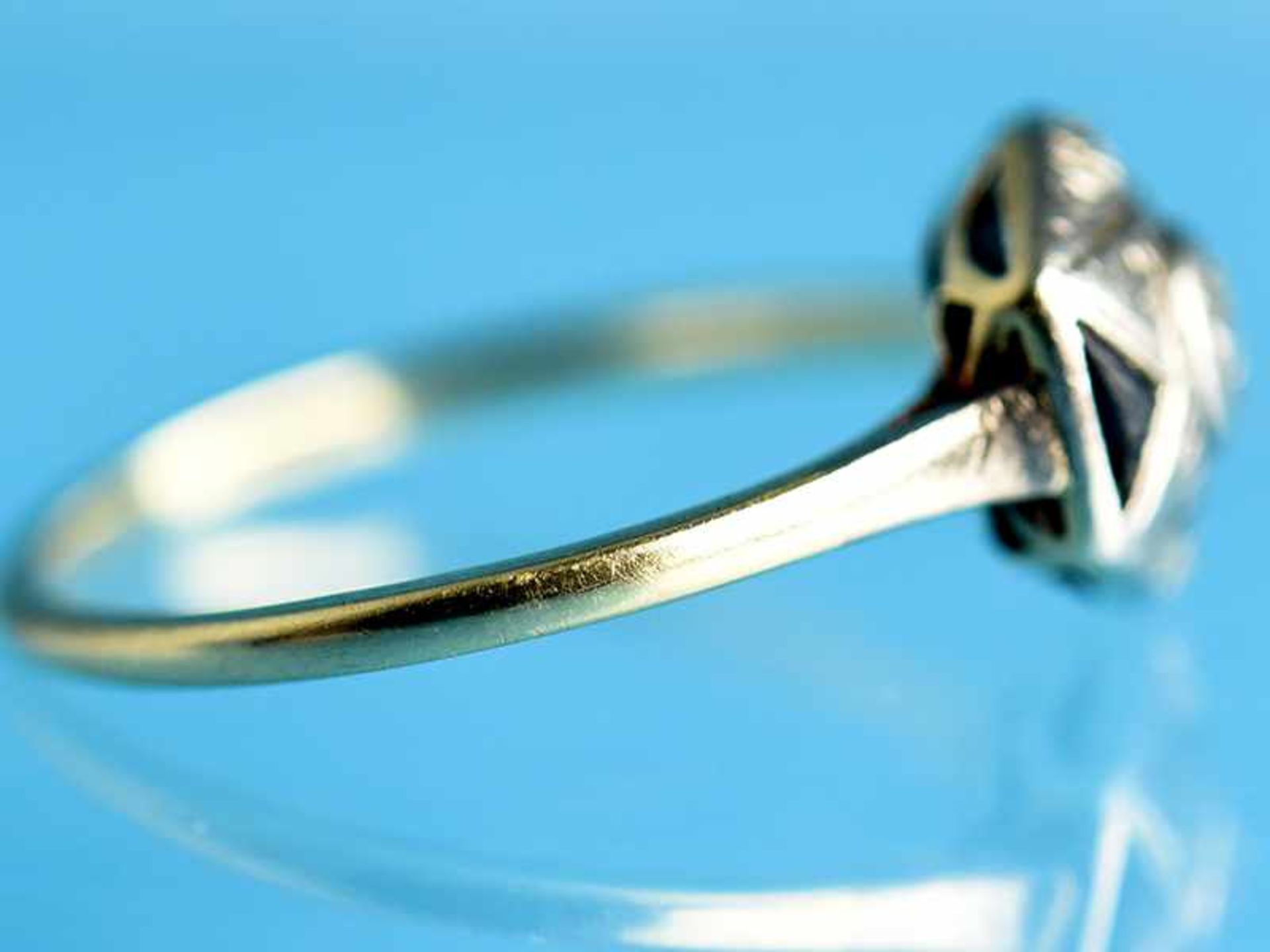 Ring mit 1 Altschliff-Diamant ca. 0,15 ct, 2 Diamantrosen und 2 Saphiren, Art Deco 585/- Gelb- und - Bild 4 aus 4