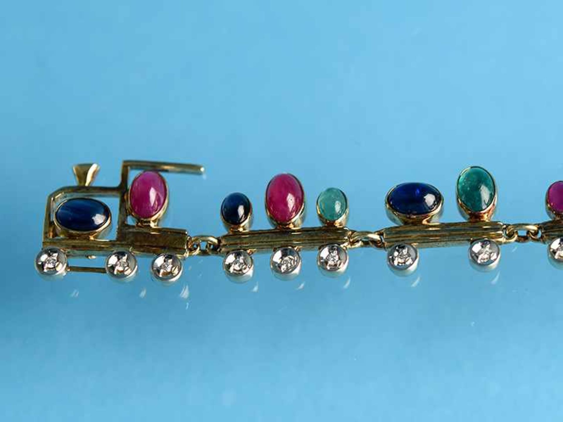Armband mit Saphir,- Rubin,- Smaragd- Cabochons und kleinen Diamanten, zusammen ca. 0,26 ct,