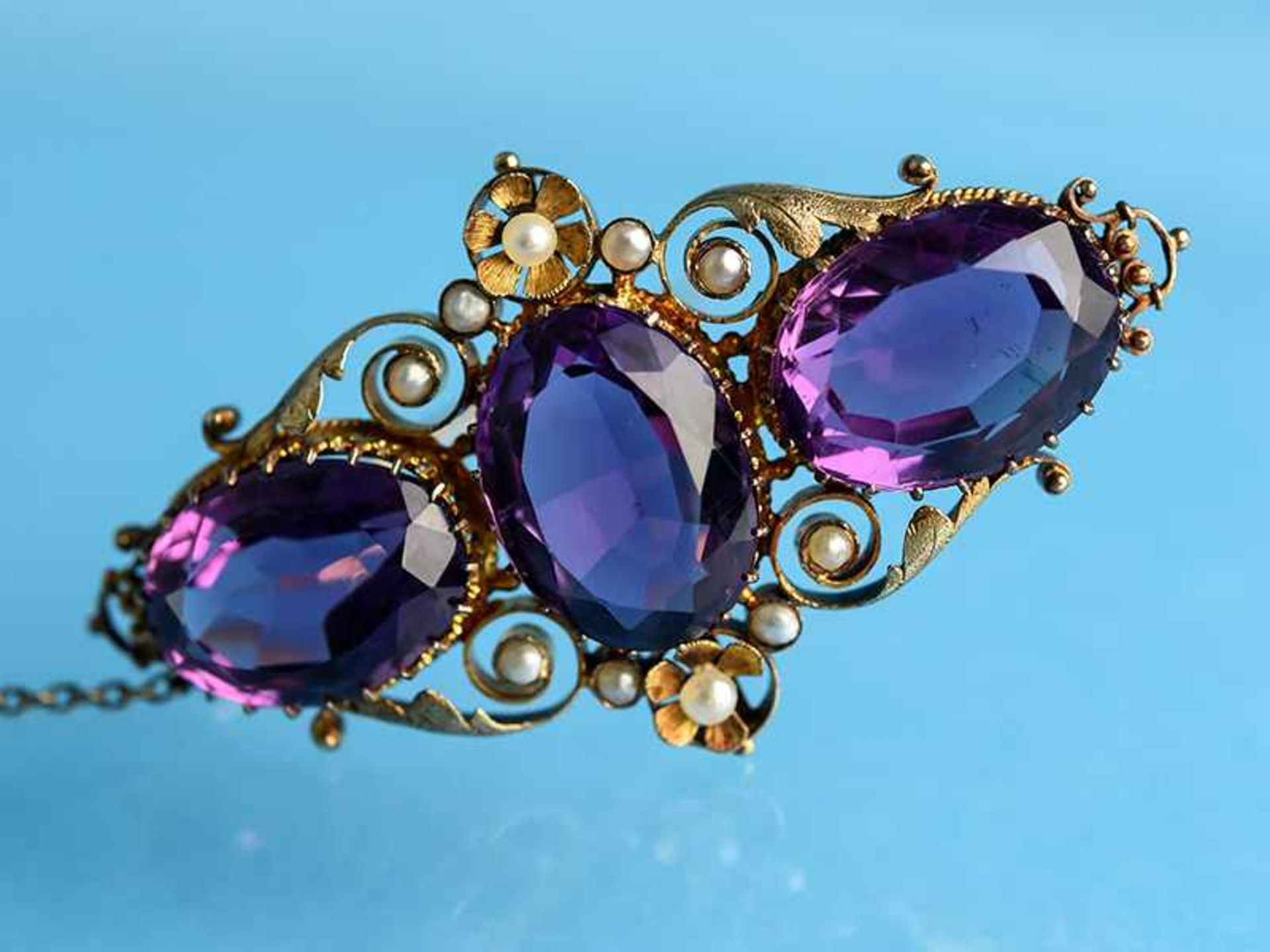 Brosche mit Amethyst und Keshirhalbperlen, um 1900 585/- Gelbgold. Gesamtgewicht ca. 12,8 g.