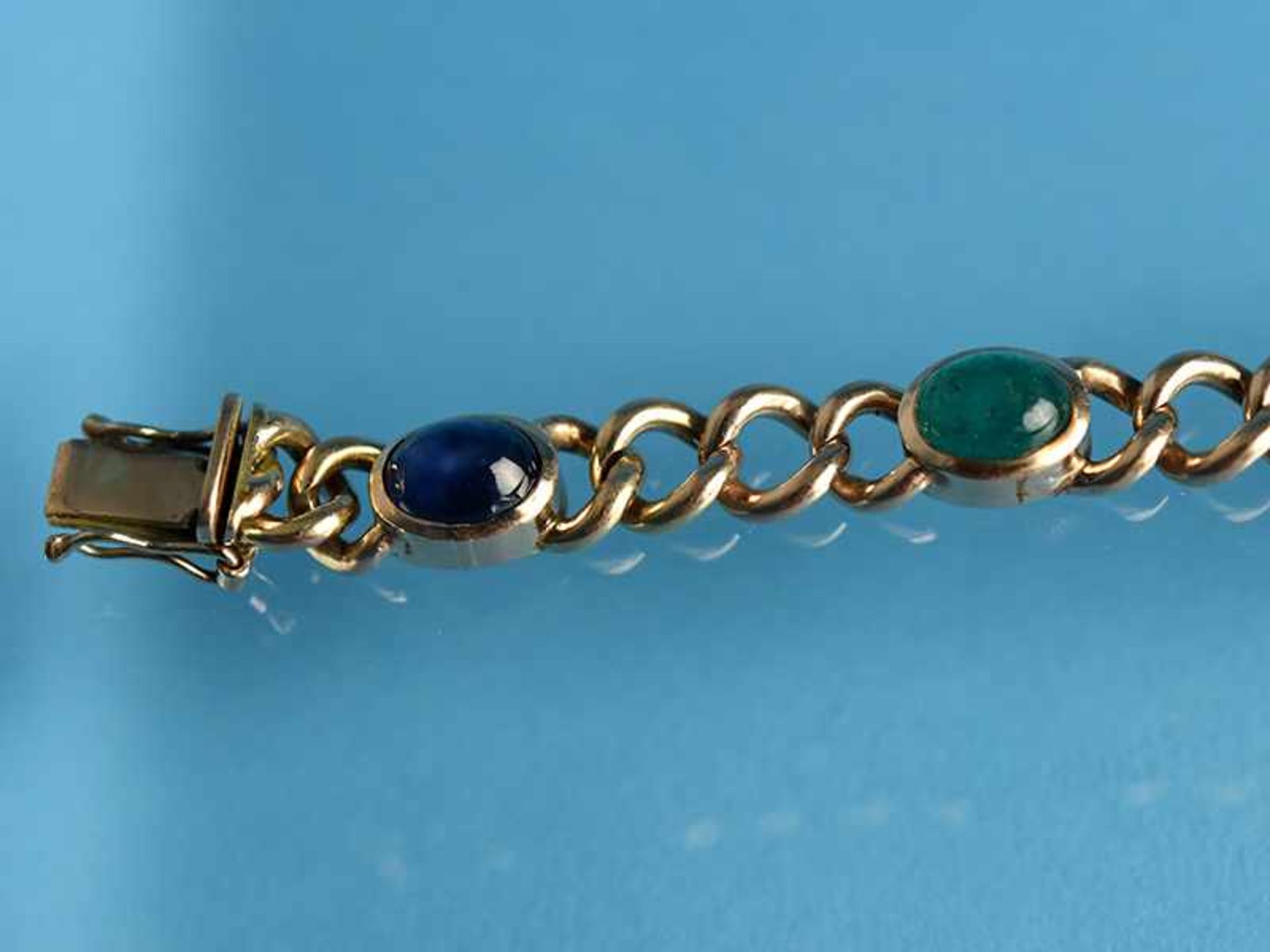 Armband mit Smaragd-, Rubin- und Saphir-Cabochons, Goldschmiedearbeit, 70- er Jahre 585/- - Bild 2 aus 4