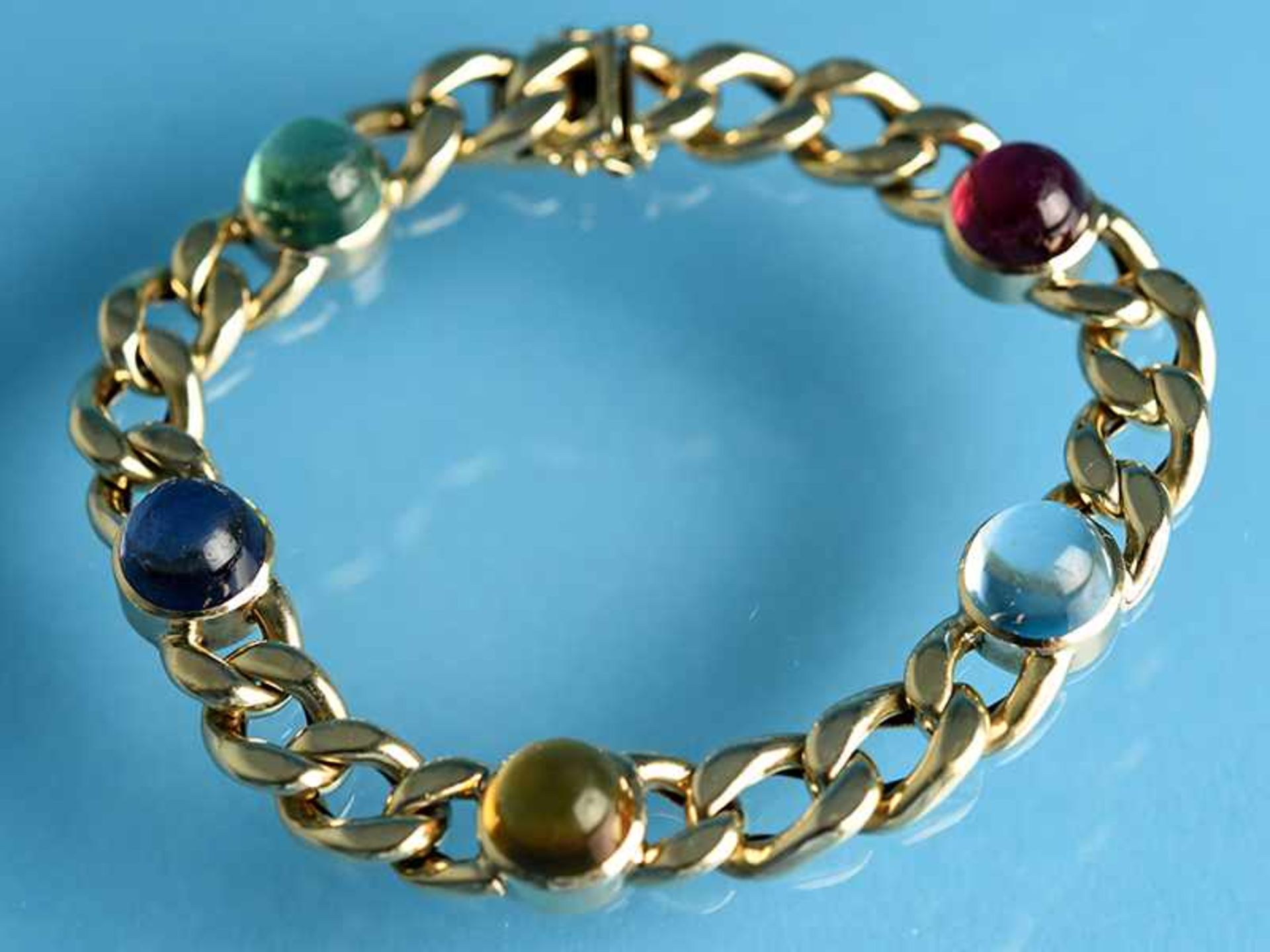 Armband mit 5 Farbstein-Cabochons, 20. Jh. 585/- Gelbgold. Gesamtgewicht ca. 29,1 g. Hohl