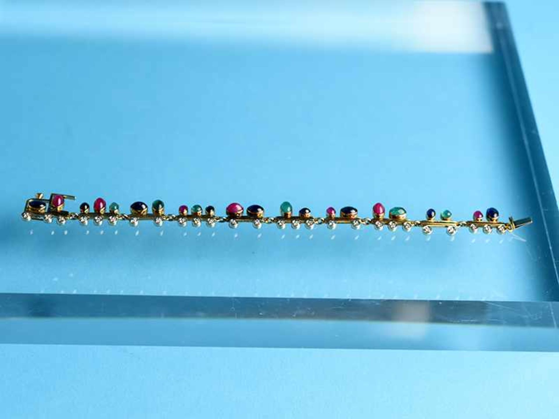 Armband mit Saphir,- Rubin,- Smaragd- Cabochons und kleinen Diamanten, zusammen ca. 0,26 ct, - Bild 3 aus 5