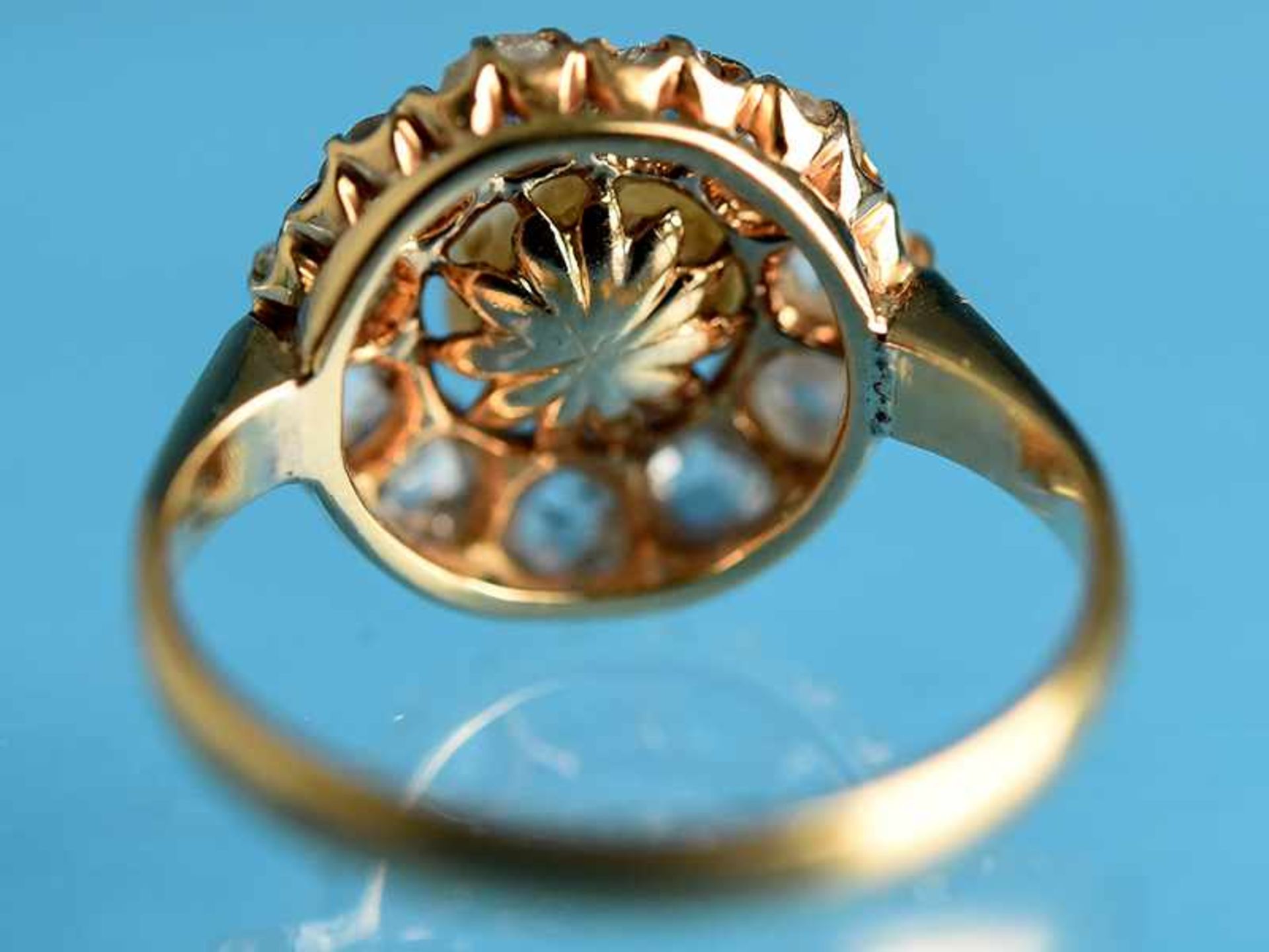 Antiker Ring mit Orientperle und 11 Diamantrosen, zusammen ca. 1 ct, um 1860 585/- Gelbgold. - Image 5 of 5