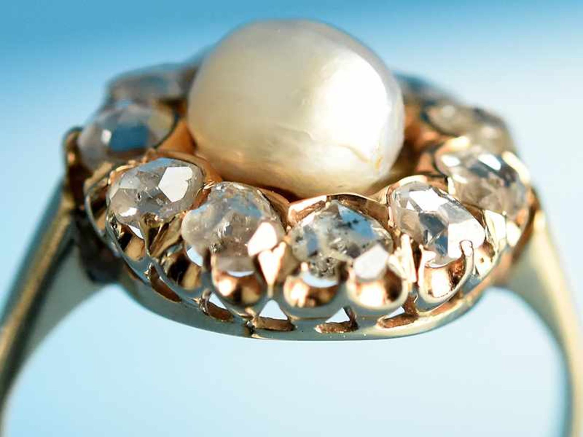 Antiker Ring mit Orientperle und 11 Diamantrosen, zusammen ca. 1 ct, um 1860 585/- Gelbgold. - Image 2 of 5