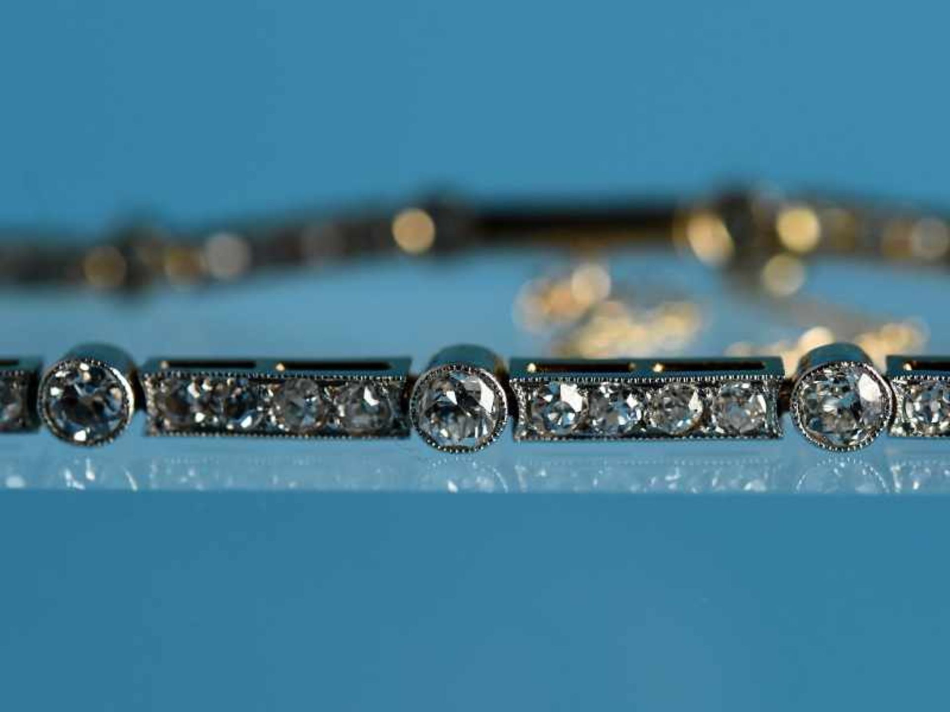 Armband mit Diamanten, zusammen ca. 2 ct, Art Deco um 1910 750/- Gelb- und Weißgold (ungestempelt/ - Bild 2 aus 3