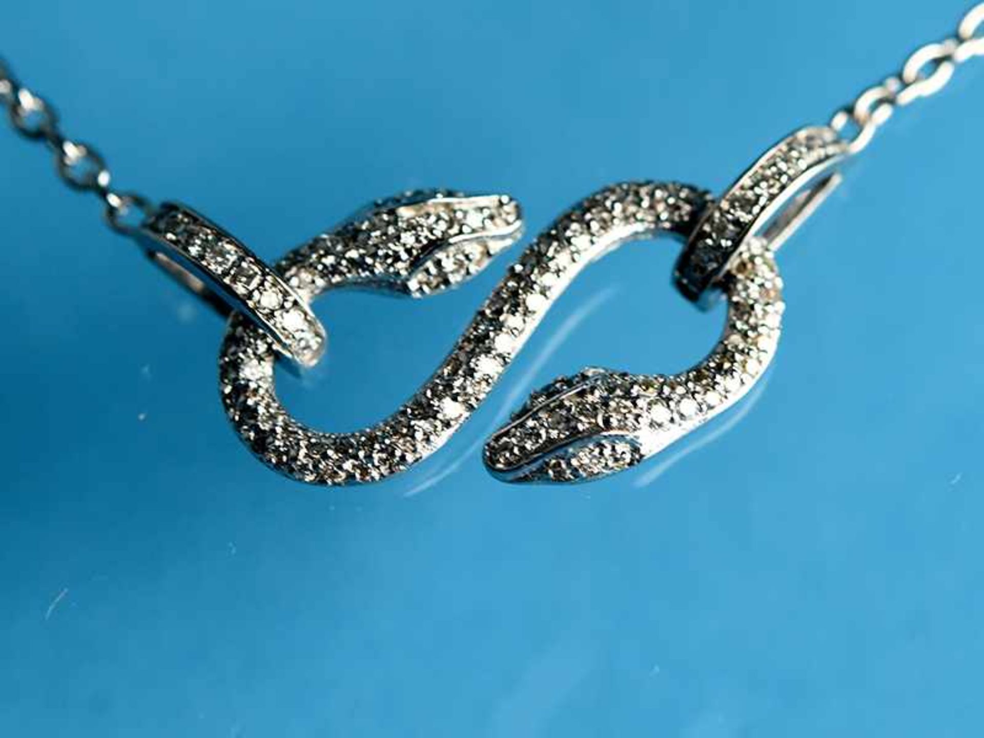Armband mit zwei diamantbesetzten Schlangen, zusammen ca. 0,66 ct, 21. Jh. 750/- Weißgold.