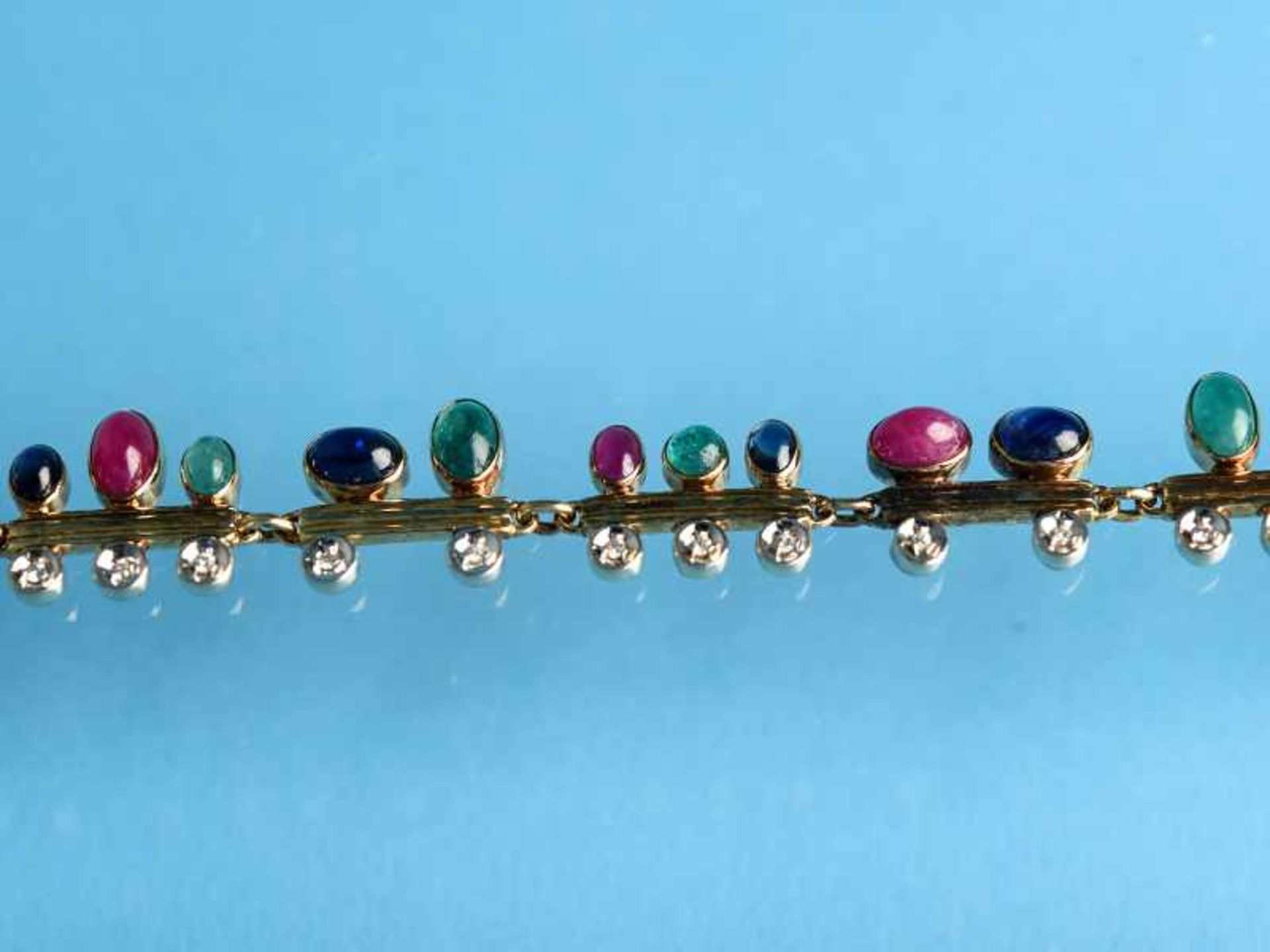Armband mit Saphir,- Rubin,- Smaragd- Cabochons und kleinen Diamanten, zusammen ca. 0,26 ct, - Image 5 of 5