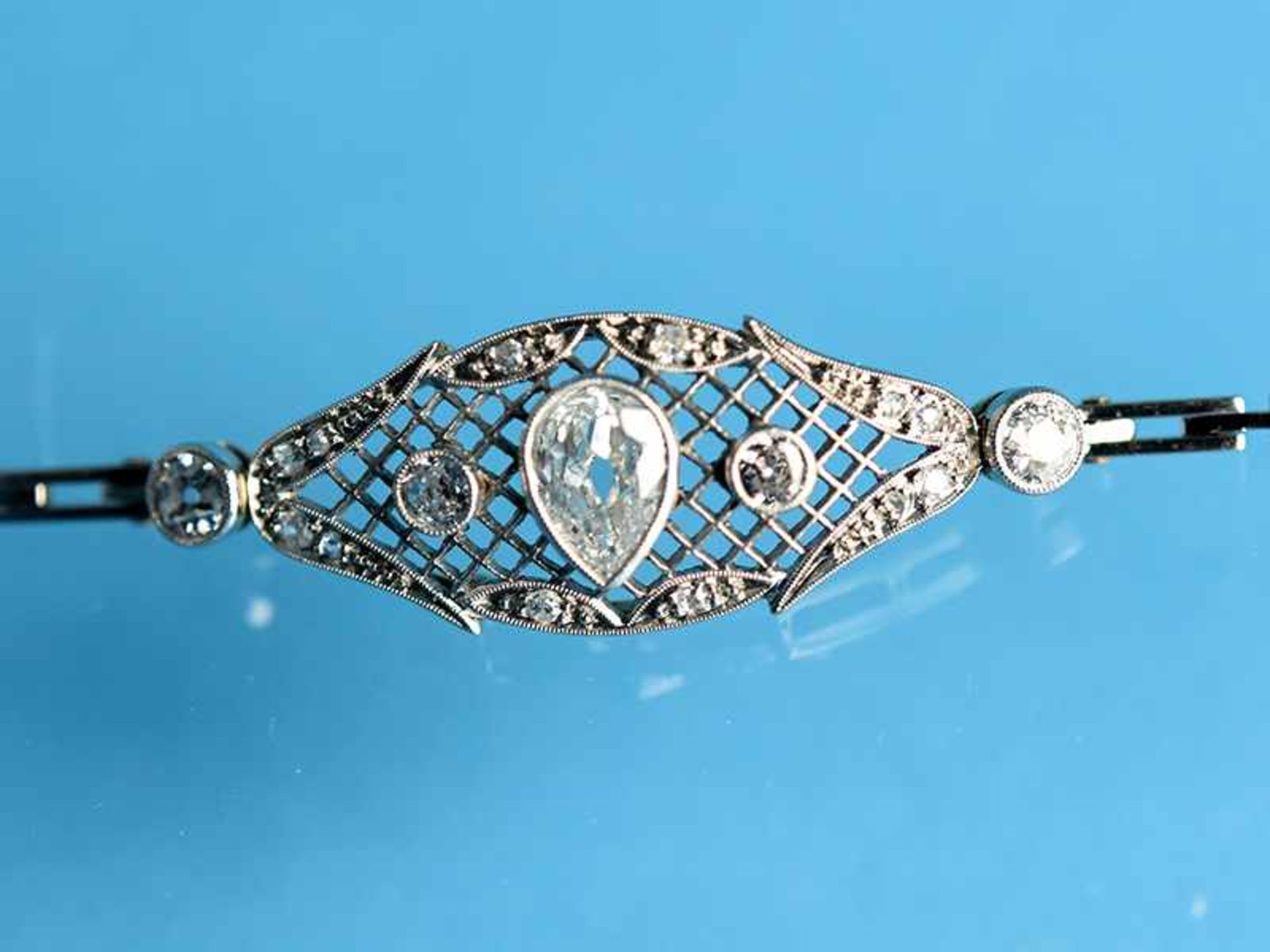 Armband mit Altschliff-Diamanten, zusammen ca. 1 ct, Juweliersarbeit aus dem Jugendendstil, um