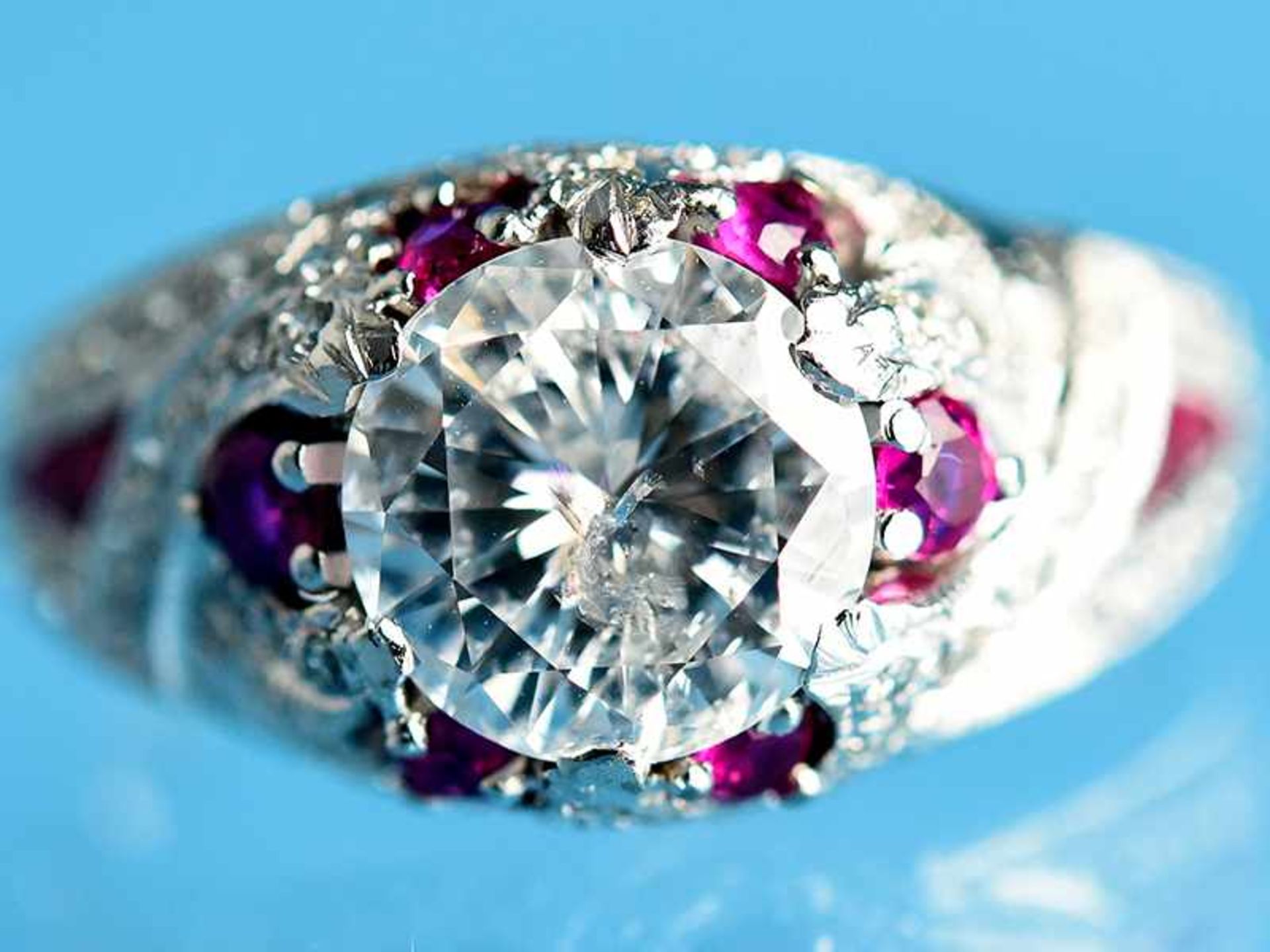 Ring mit Brillant ca. 2 ct und kleinen Diamanten, zusammen ca. 0,7 ct und 18 Rubinen, zusammen ca.