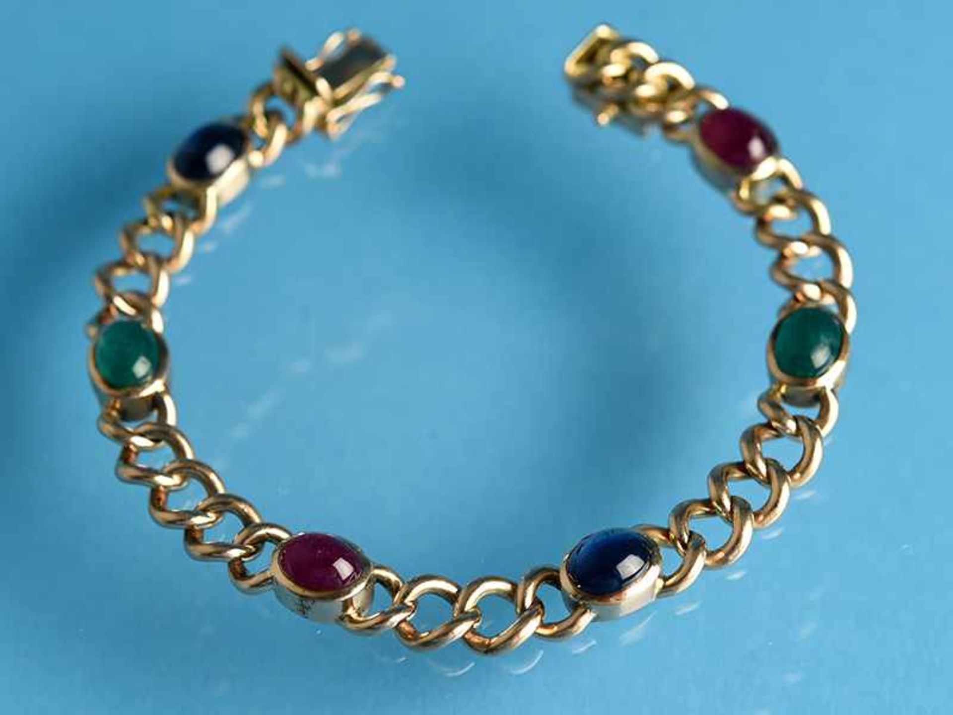 Armband mit Smaragd-, Rubin- und Saphir-Cabochons, Goldschmiedearbeit, 70- er Jahre 585/-