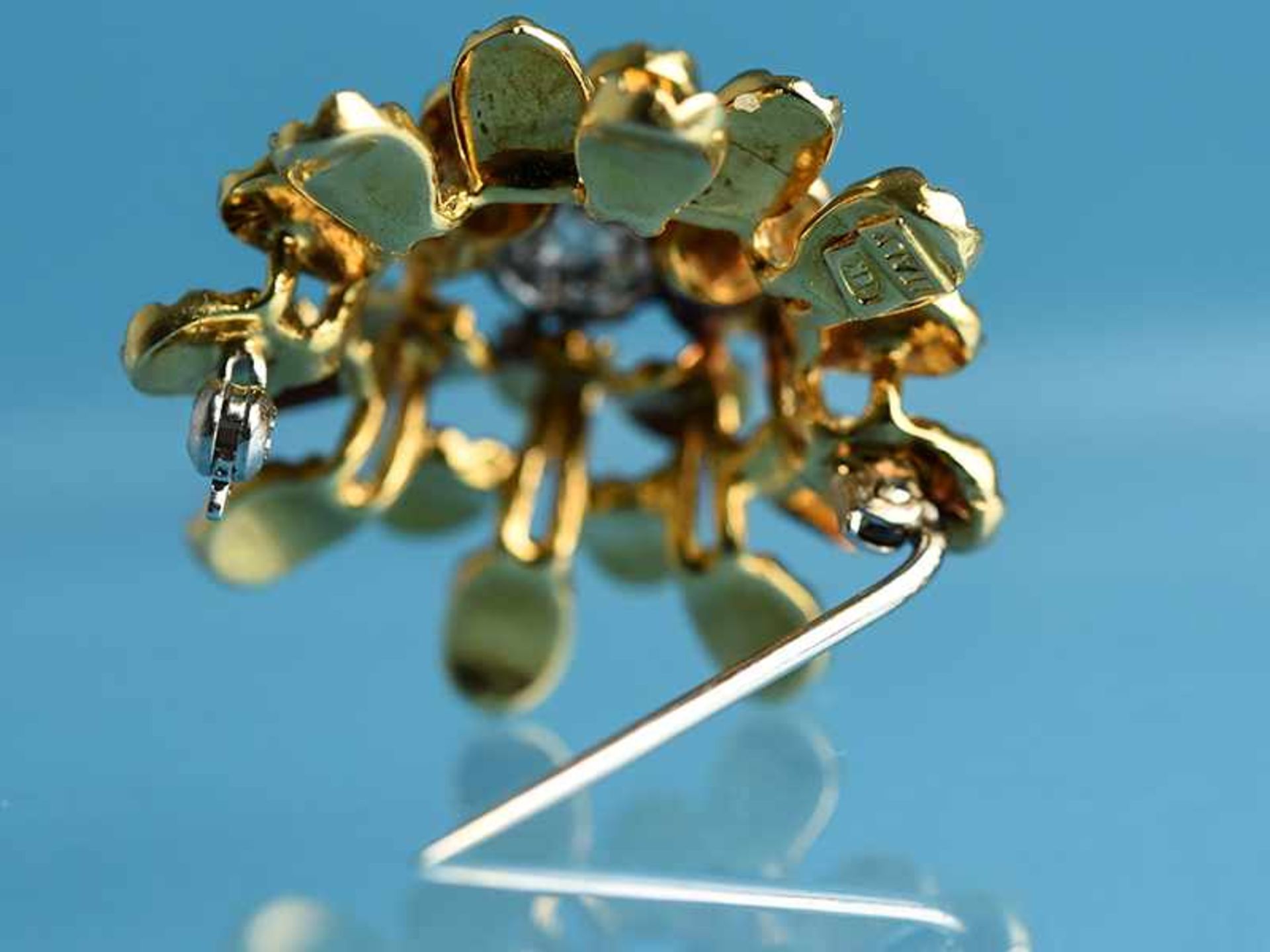 Blüten-Brosche mit rotem Emaille und Diamanten, Italien, 70- Jahre 750/- Gelbgold. Gesamtgewicht ca. - Image 2 of 5