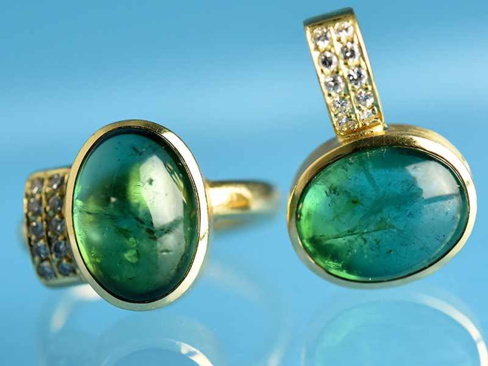 Ring und Anhänger mit grünem Turmalin-Cabochons und kleinen Diamanten, Goldschmiedewerkstatt H.C.