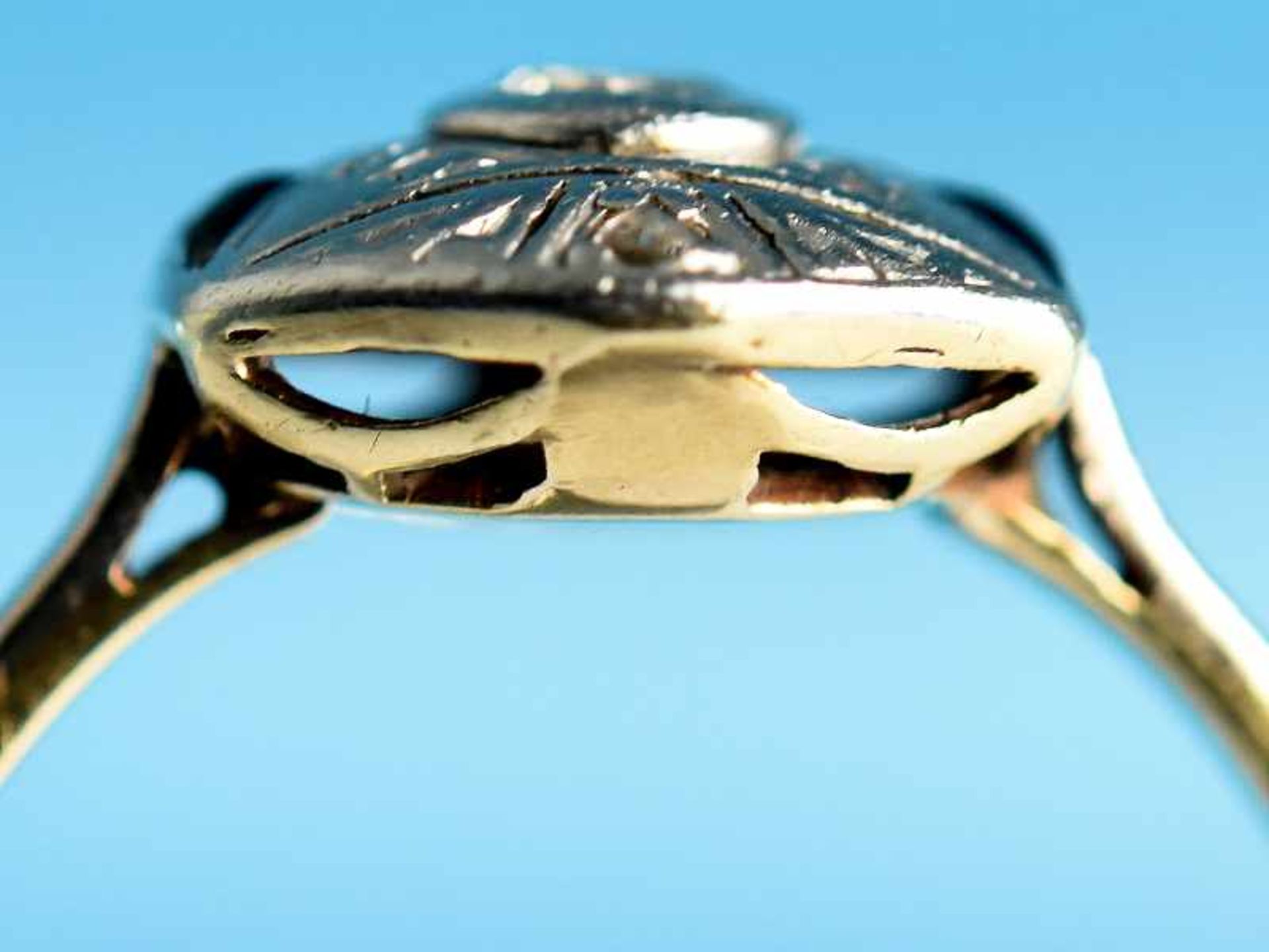 Ring mit 1 Altschliff-Diamant ca. 0,15 ct, 2 Diamantrosen und 2 Saphiren, Art Deco 585/- Gelb- und - Bild 2 aus 4