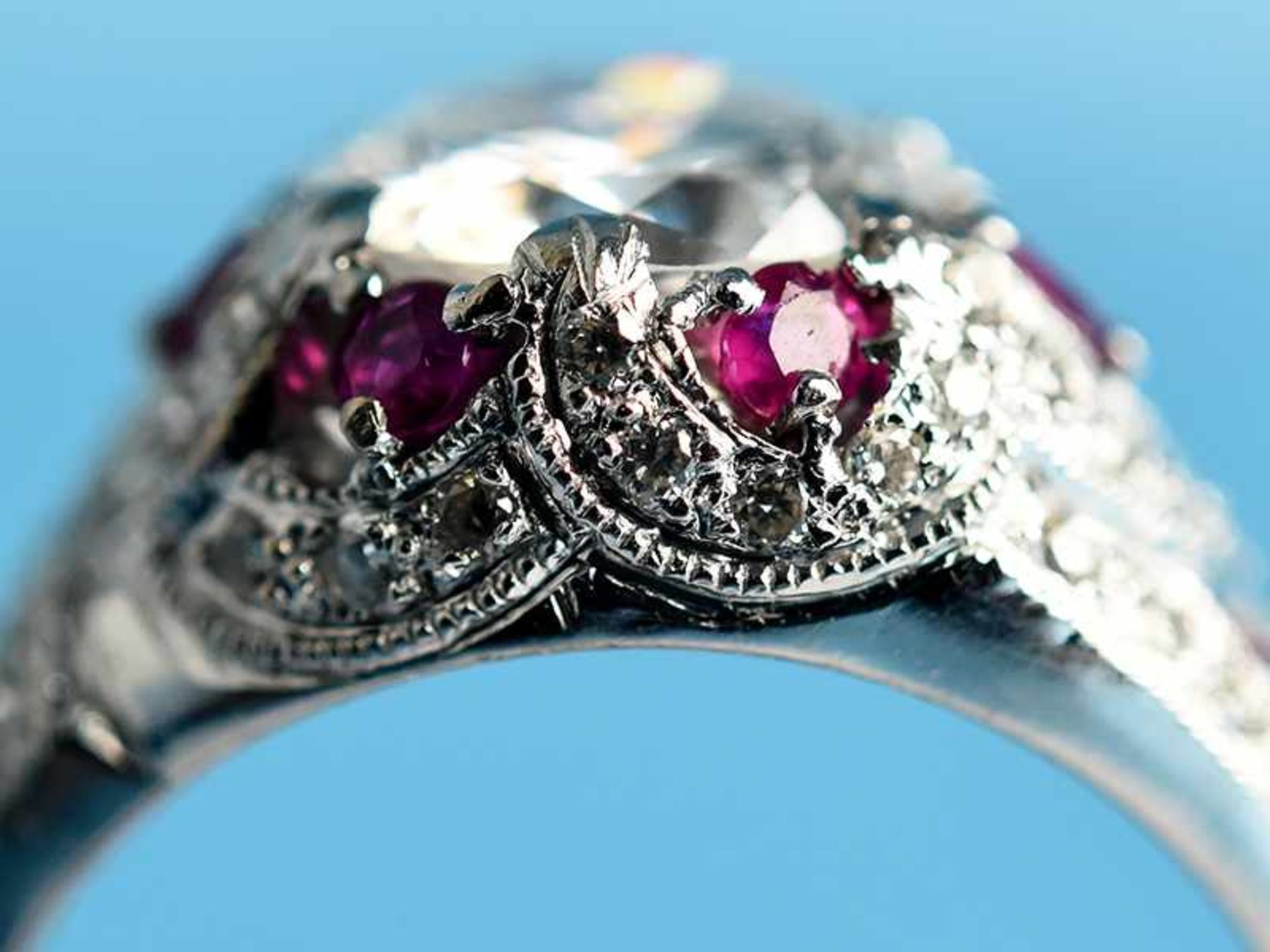Ring mit Brillant ca. 2 ct und kleinen Diamanten, zusammen ca. 0,7 ct und 18 Rubinen, zusammen ca. - Bild 3 aus 4