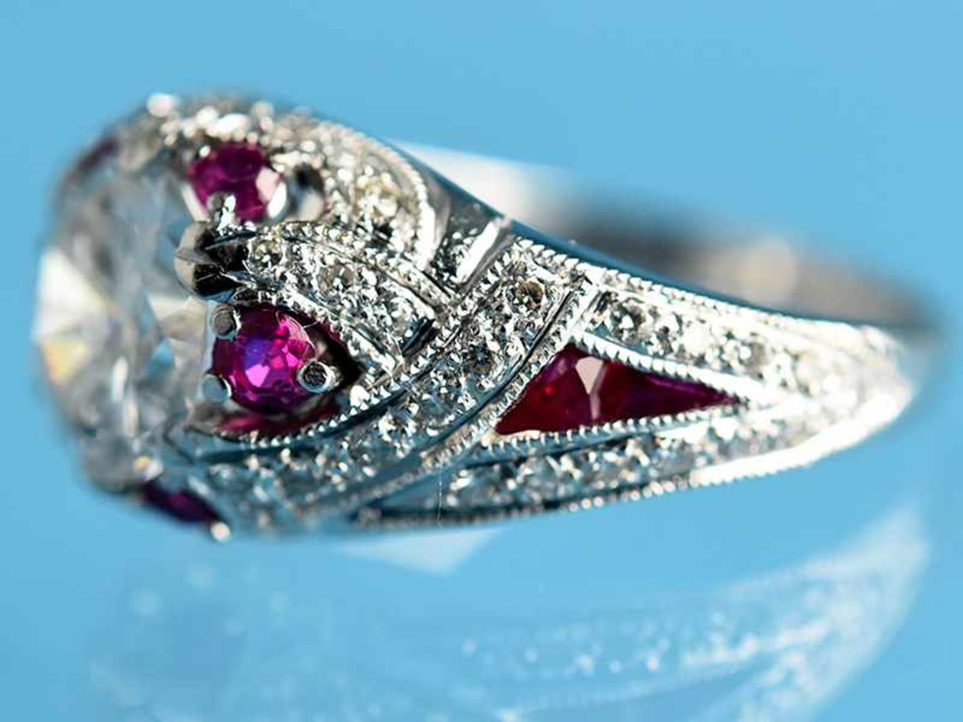 Ring mit Brillant ca. 2 ct und kleinen Diamanten, zusammen ca. 0,7 ct und 18 Rubinen, zusammen ca. - Bild 2 aus 4