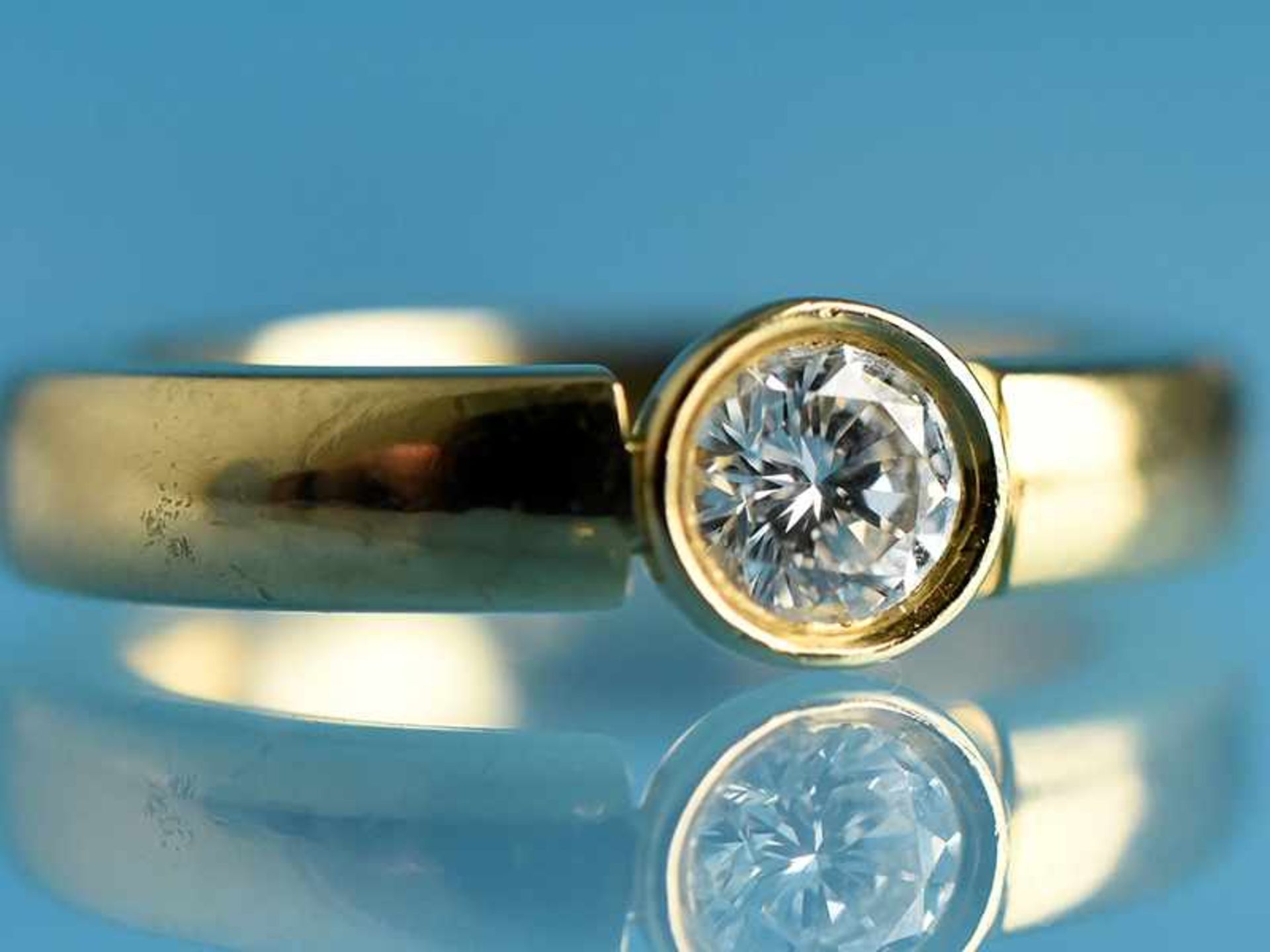 Massiver Solitärring mit Brillant 0,39 ct, Goldschmiedearbeit, 21. Jh. 750/- Gelbgold. Gesamtgewicht