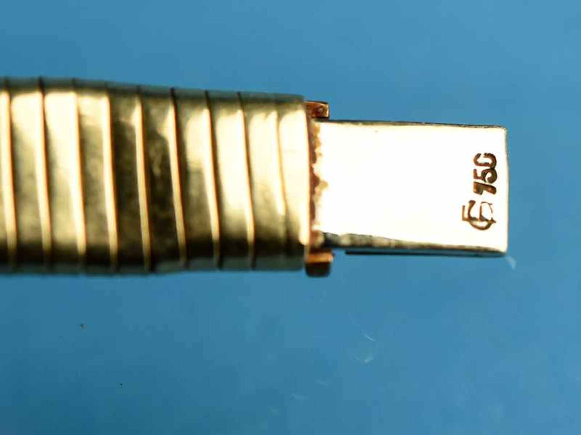 Collier, 60- er Jahre 750/- Gelbgold mit Stahlfeder. Gesamtgewicht ca. 73 g. Flexible Bandform im - Bild 3 aus 3