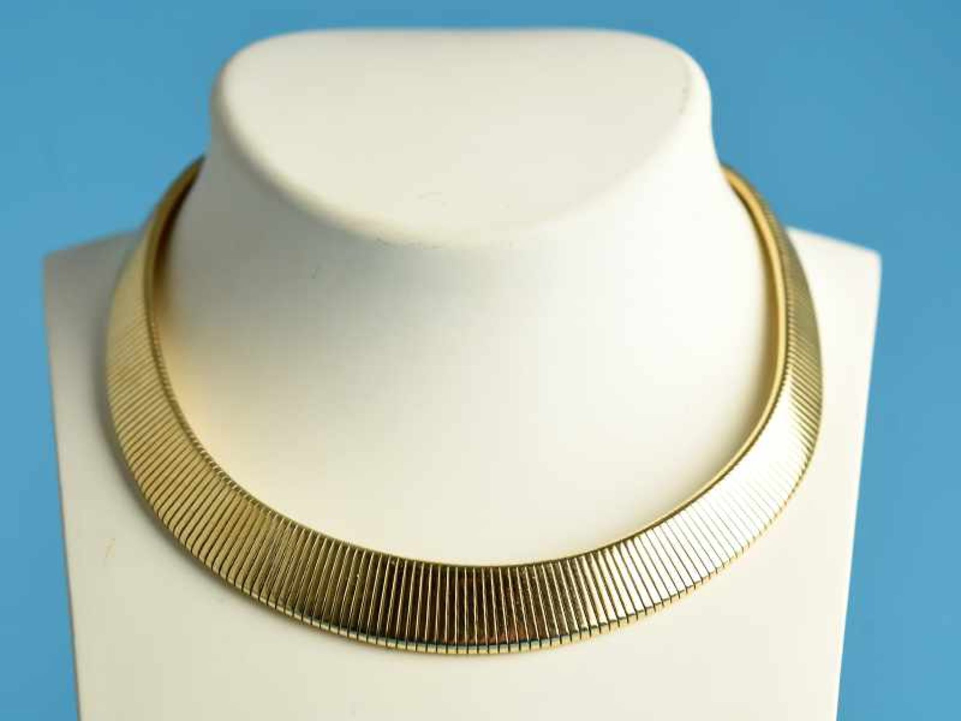 Collier, 60- er Jahre 750/- Gelbgold mit Stahlfeder. Gesamtgewicht ca. 73 g. Flexible Bandform im