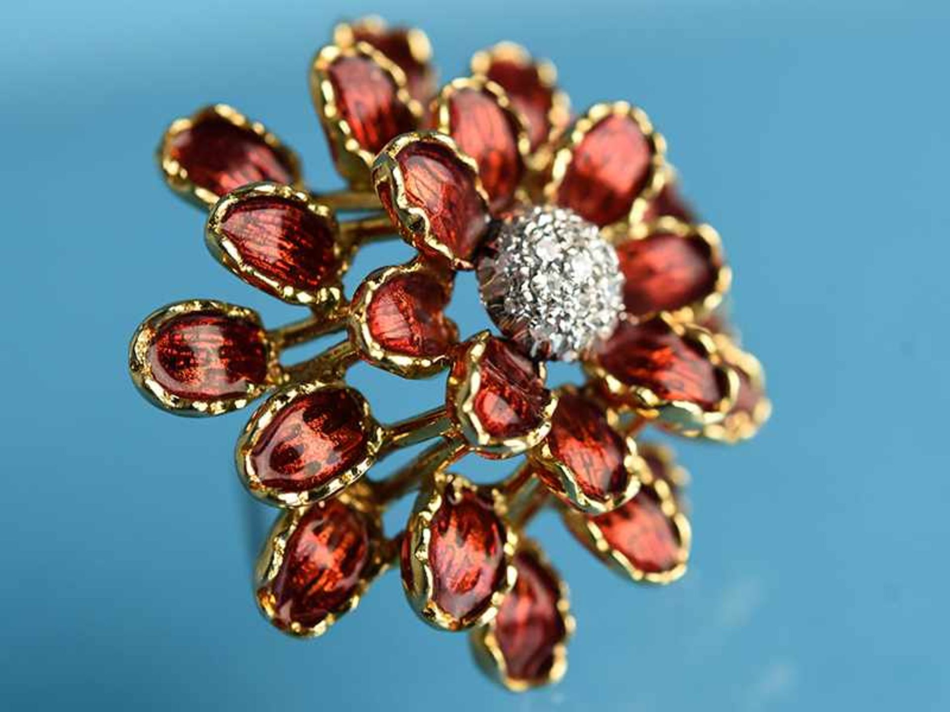 Blüten-Brosche mit rotem Emaille und Diamanten, Italien, 70- Jahre 750/- Gelbgold. Gesamtgewicht ca. - Image 4 of 5