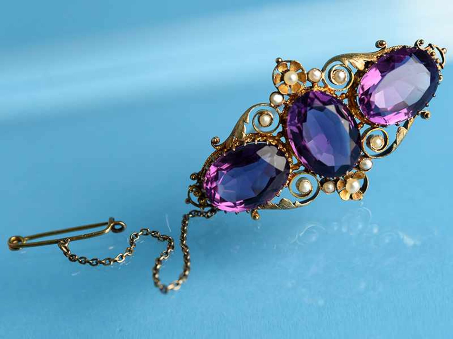 Brosche mit Amethyst und Keshirhalbperlen, um 1900 585/- Gelbgold. Gesamtgewicht ca. 12,8 g. - Bild 2 aus 3