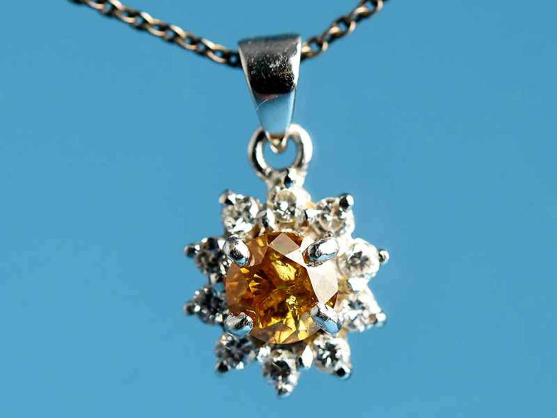 Anhänger mit Brillant, ca. 0,5 ct in Vivid Fancy Yellow und 10 Brillanten, zusammen ca. 0,25 ct, 20.