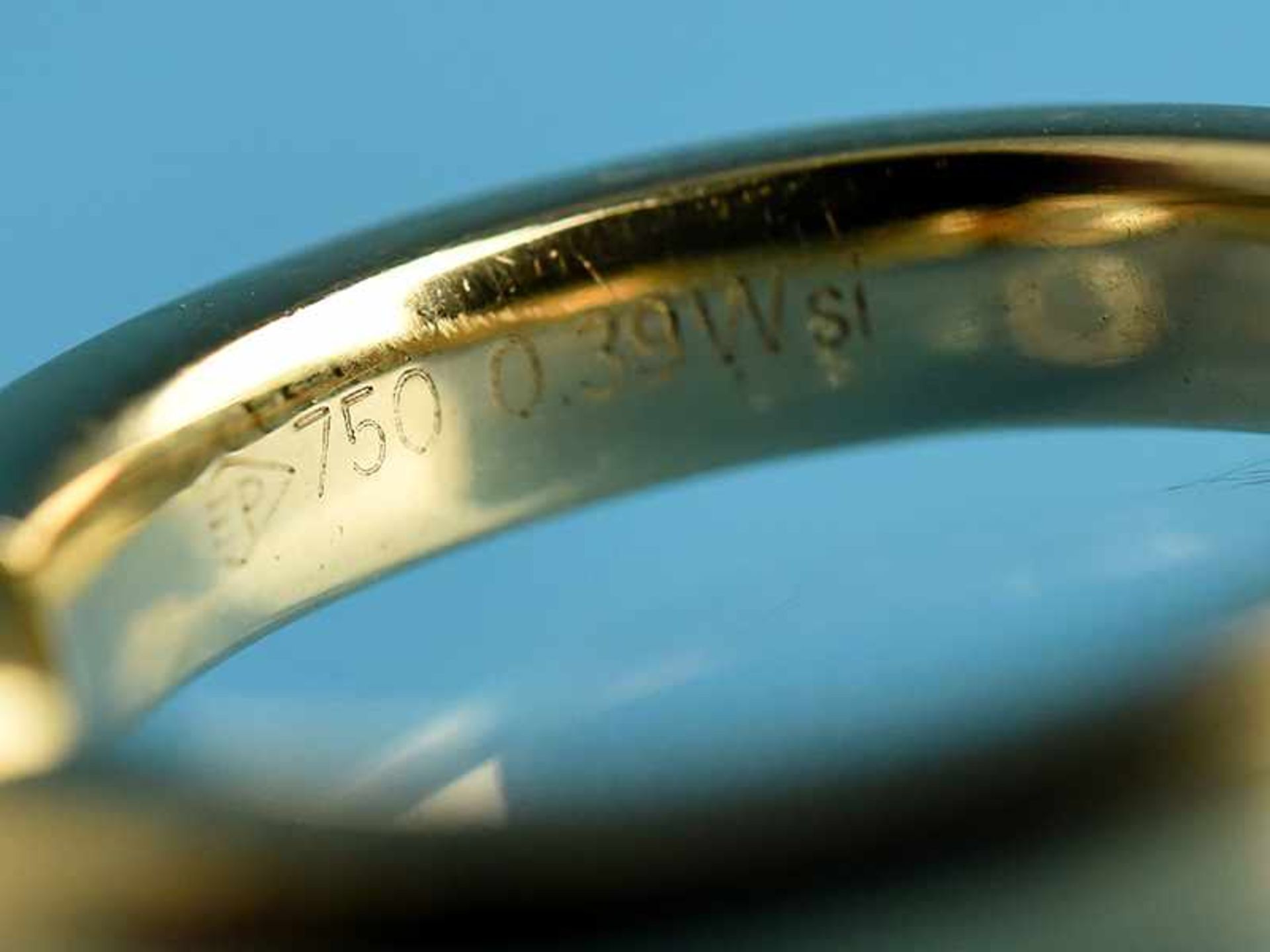 Massiver Solitärring mit Brillant 0,39 ct, Goldschmiedearbeit, 21. Jh. 750/- Gelbgold. Gesamtgewicht - Image 2 of 4