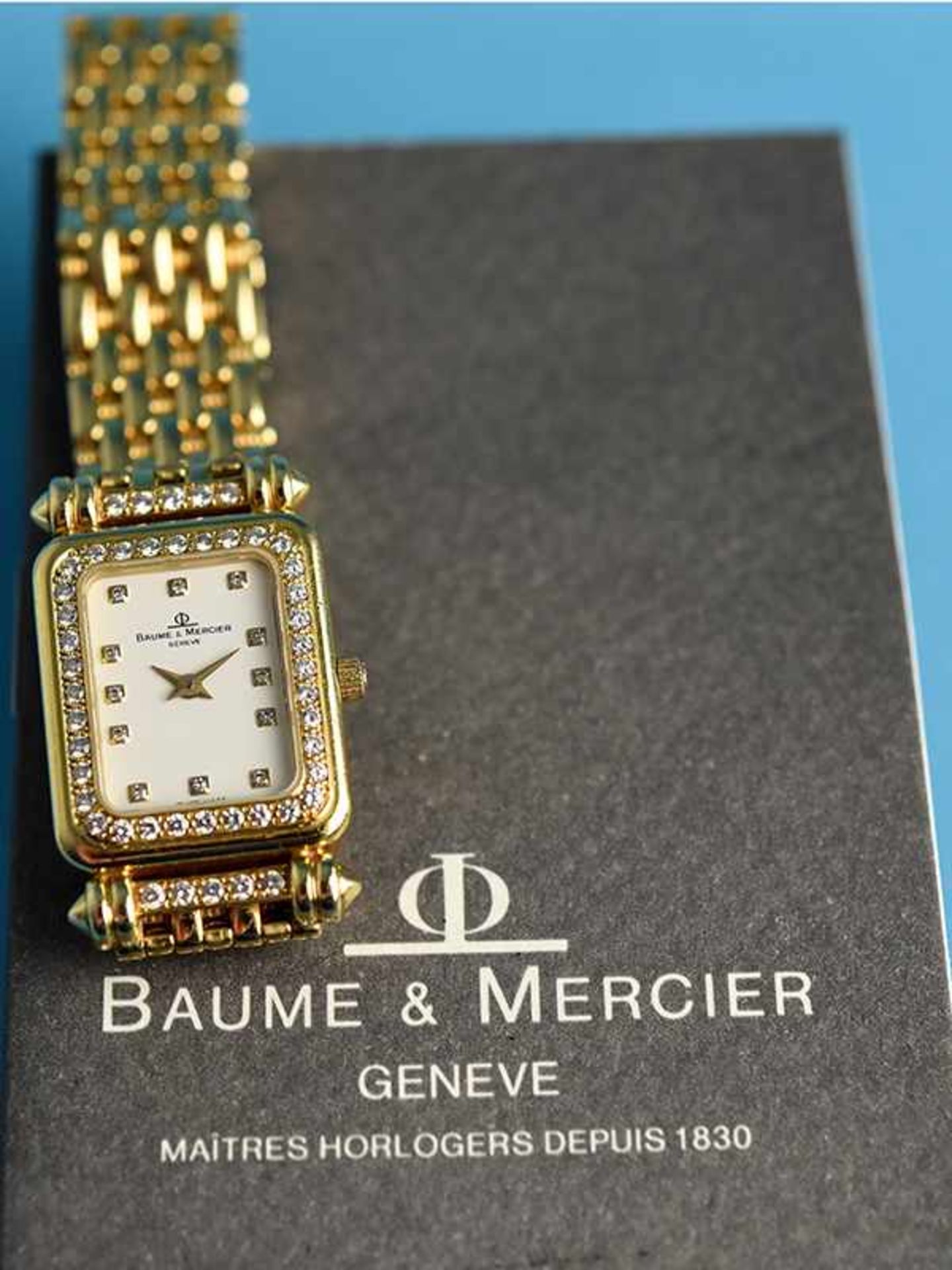 Damenarmbanduhr mit Brillanten, zusammen ca. 0,5 ct, bezeichnet Baume & Mercier, Geneve, 20. Jh. - Bild 2 aus 8