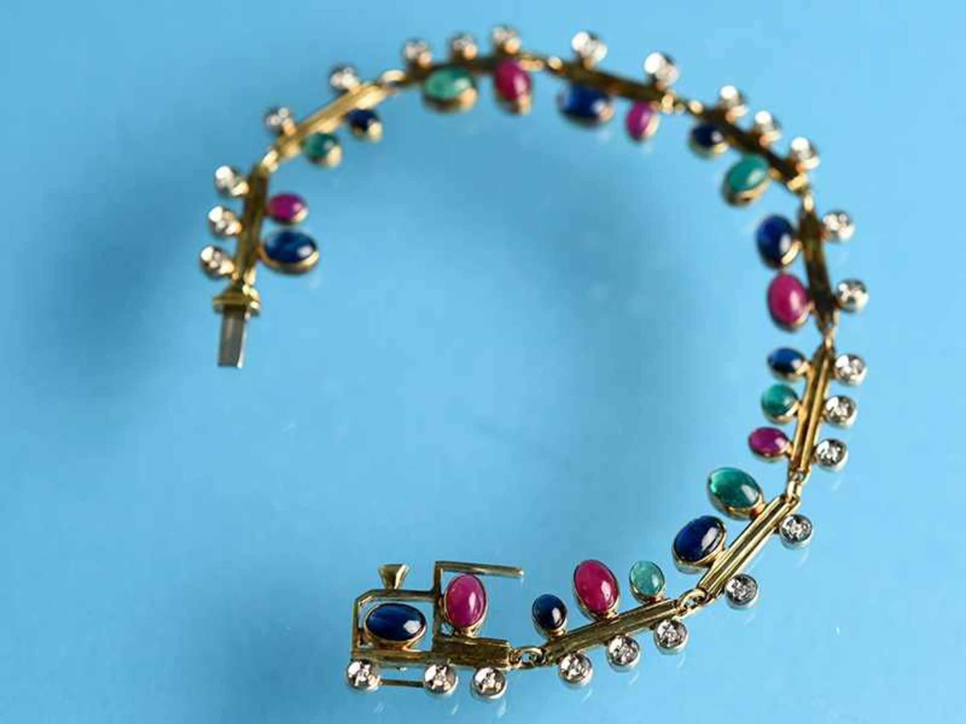 Armband mit Saphir,- Rubin,- Smaragd- Cabochons und kleinen Diamanten, zusammen ca. 0,26 ct, - Image 2 of 5