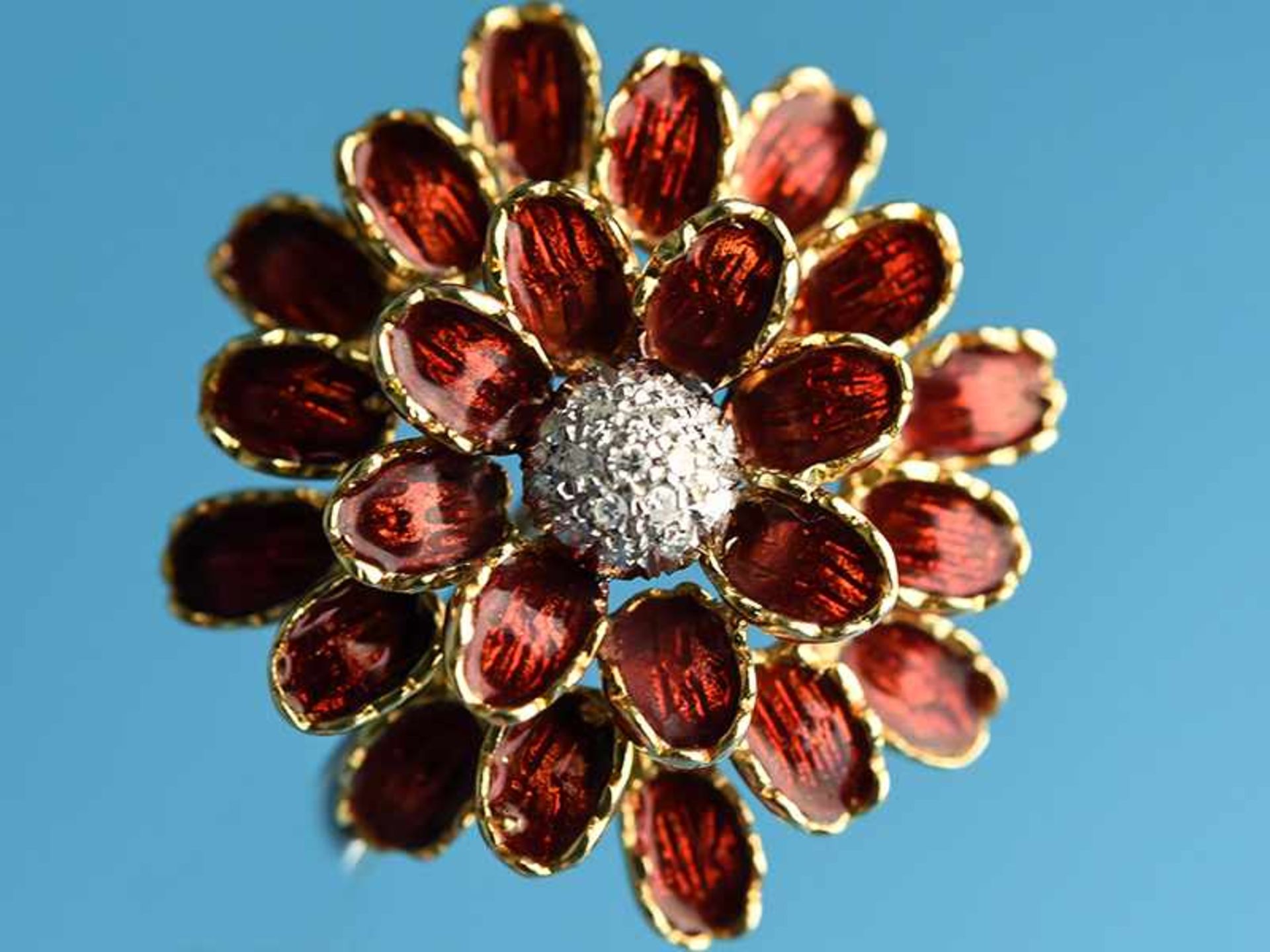 Blüten-Brosche mit rotem Emaille und Diamanten, Italien, 70- Jahre 750/- Gelbgold. Gesamtgewicht ca.