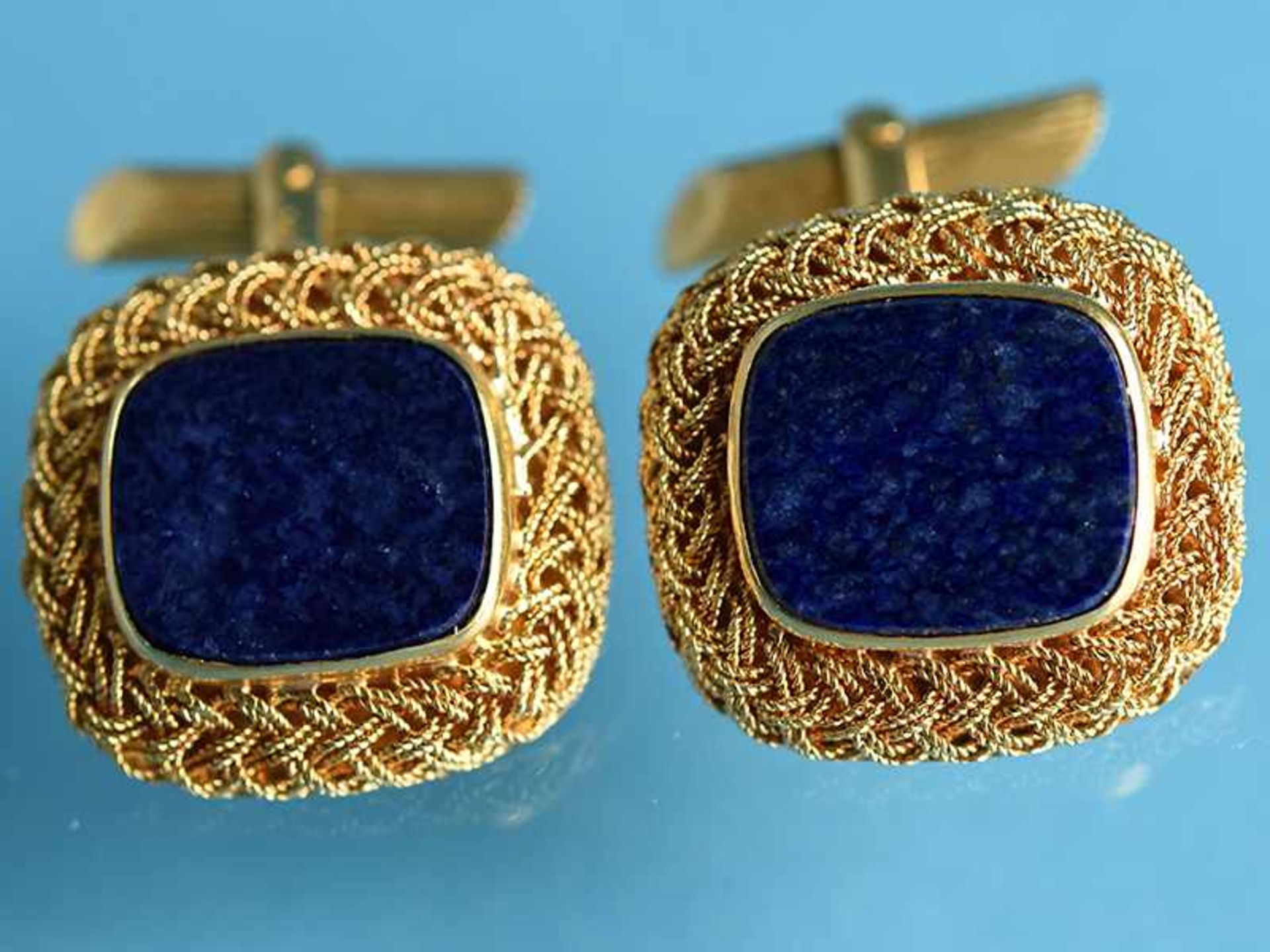 Paar Manschettenknöpfe mit Lapislazuli, Goldschmiedearbeit, 70- er Jahre 750/- Gelbgold.