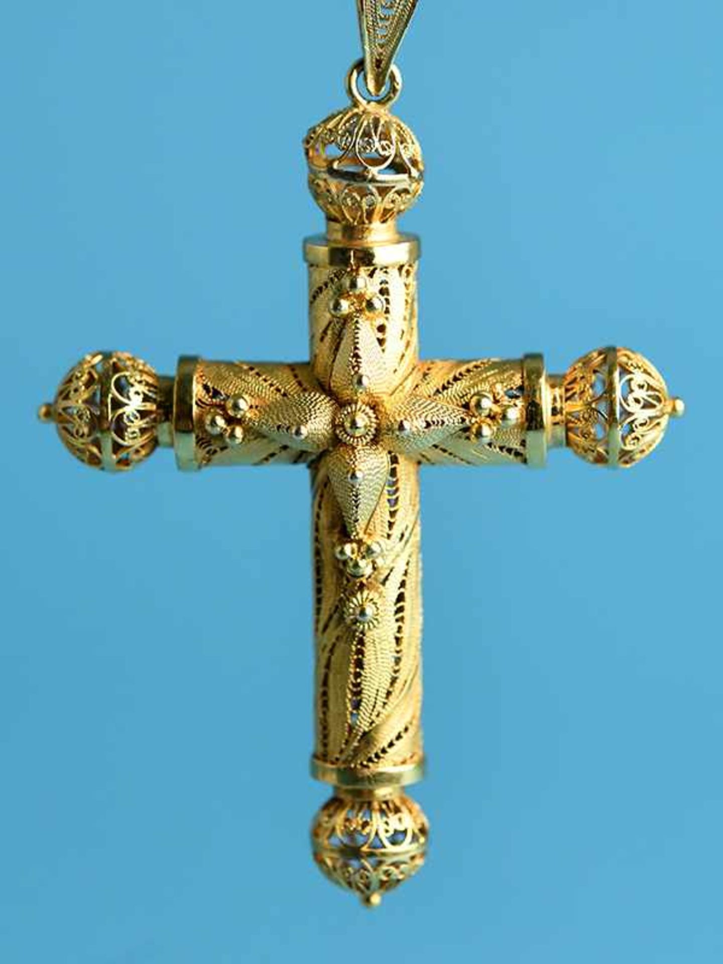 Kreuzanhänger in feiner Filigranarbeit, um 1900 585/- Gelbgold. Gesamtgewicht ca. 7,2 g. Stab- und