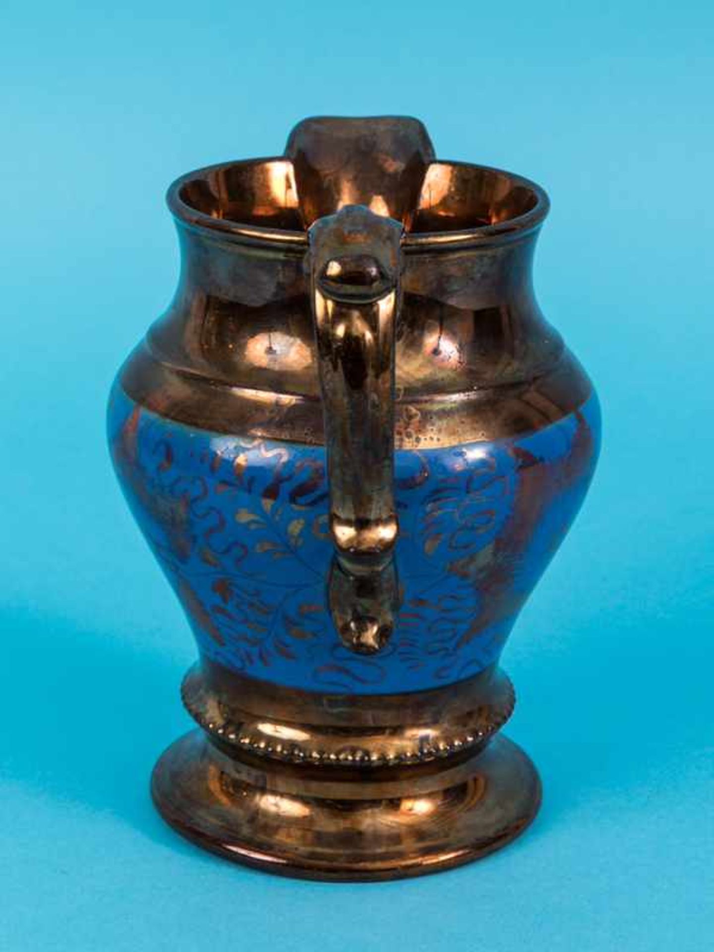 Lüsterkeramik-Krug, England, 2. Hälfte 19. Jh. Steingut mit kupferfarbiger und blauer Lüster-Glasur; - Bild 7 aus 7