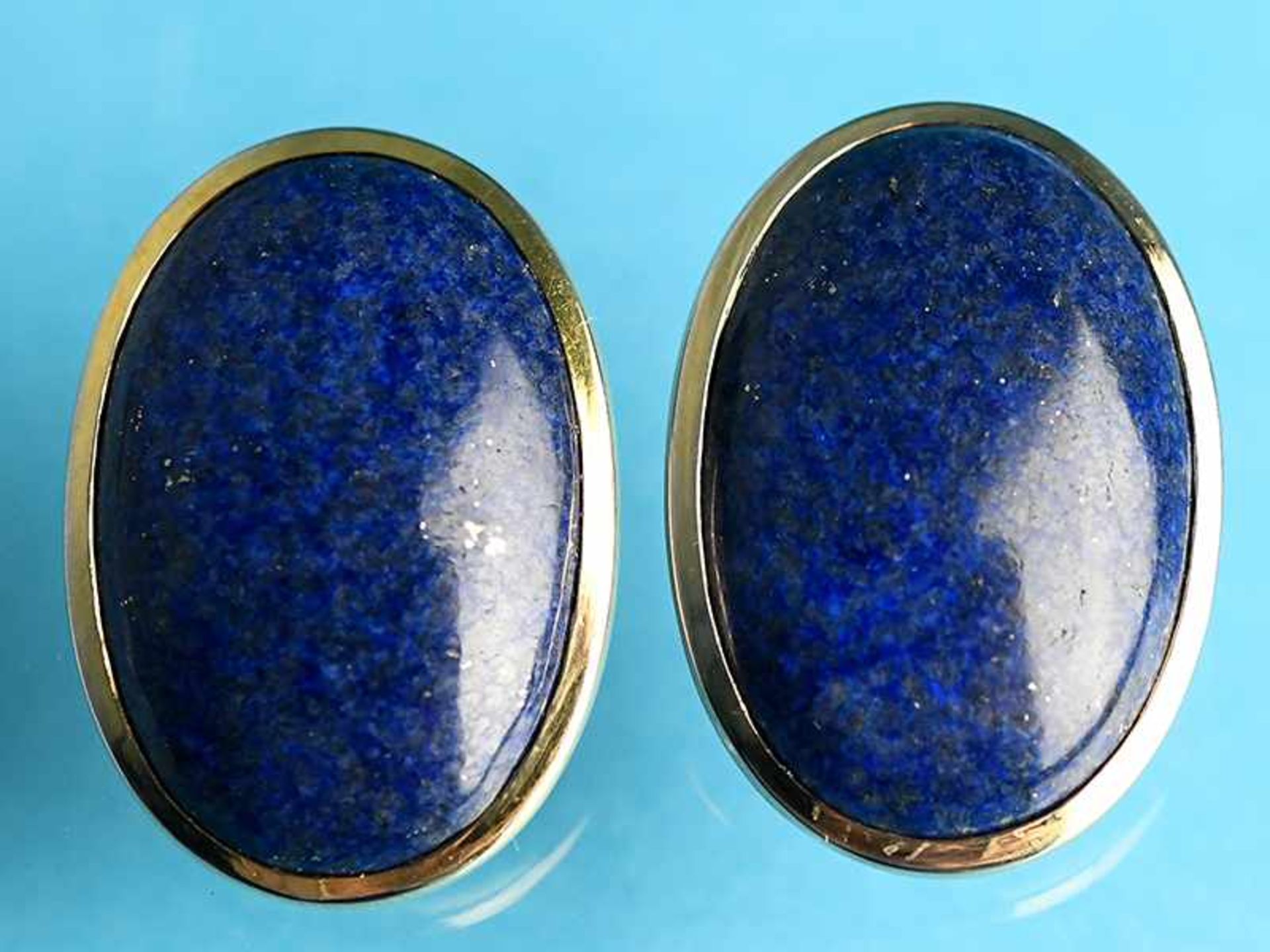 Paar Ohrclips mit Lapislazuli-Cabochon, 21. Jh. 750/- Gelbgold. Gesamtgewicht ca. 21,7 g. Ovale