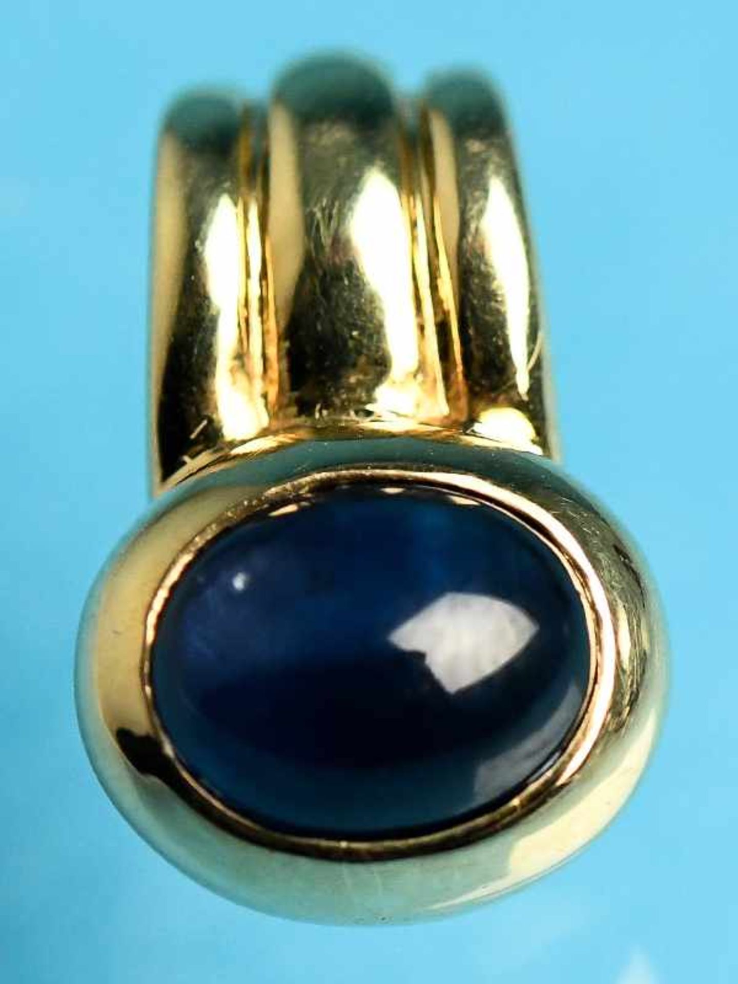 Clip-Anhänger mit Saphir-Cabochon, 90-er Jahre 585/- Gelbgold. Gesamtgewicht ca. 6,9 g. Im queroval,