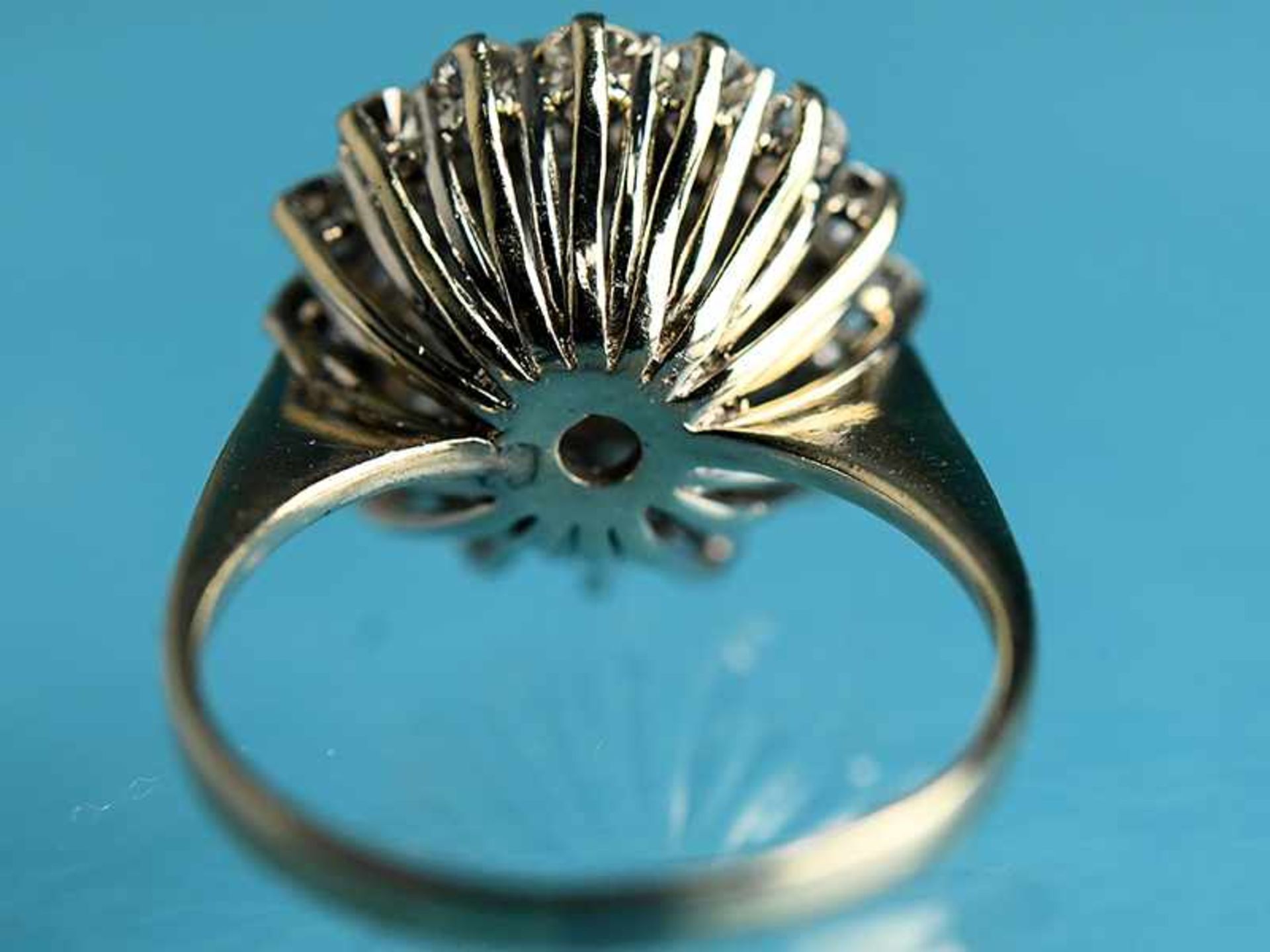 Ring mit Brillanten, zusammen ca. 1,3 ct, 80- er Jahre 585/- Weißgold. Gesamtgewicht ca. 4,7 g. - Image 4 of 4