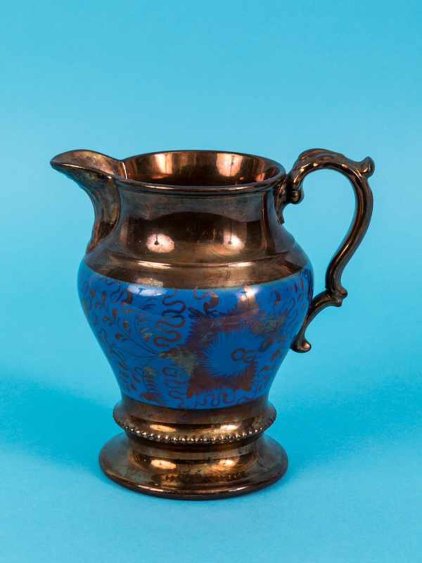 Lüsterkeramik-Krug, England, 2. Hälfte 19. Jh. Steingut mit kupferfarbiger und blauer Lüster-Glasur;