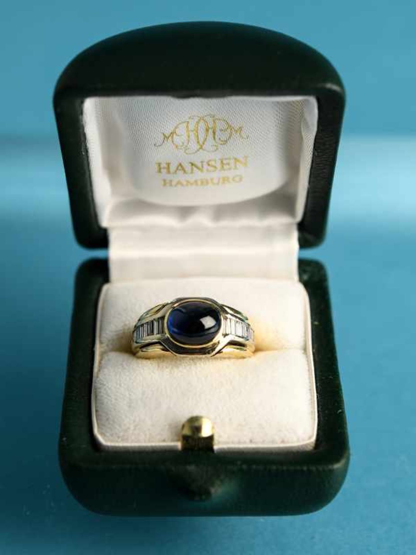 Bandring mit Saphir-Cabochon und Brillanten, zusammen ca. 0,3 ct, Goldschmiedearbeit von Juwelier