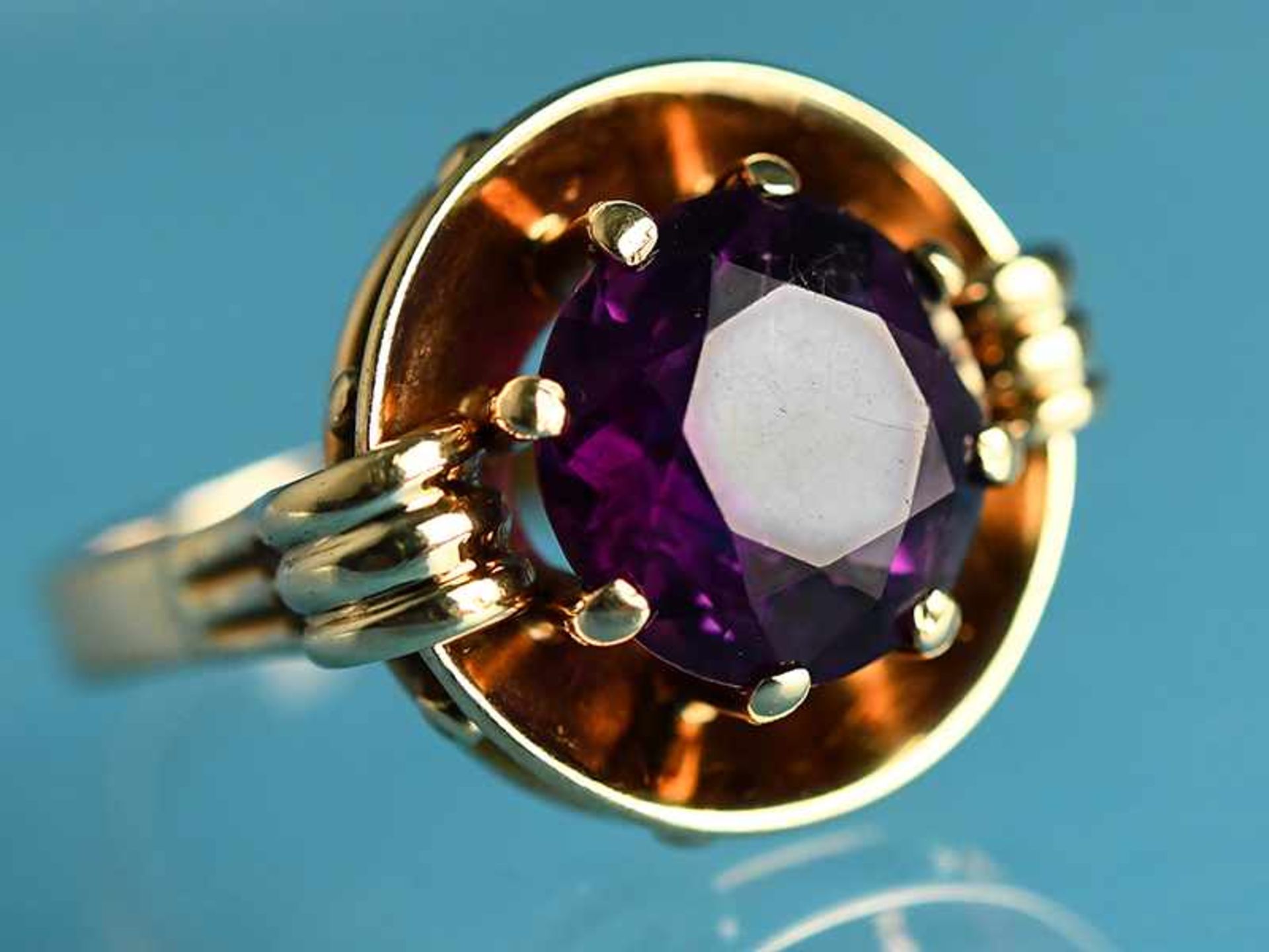 Ring mit Amethyst, Goldschmiedearbeit, 60- er Jahre 585/- Gelbgold. Gesamtgewicht ca. 9,2 g. Von