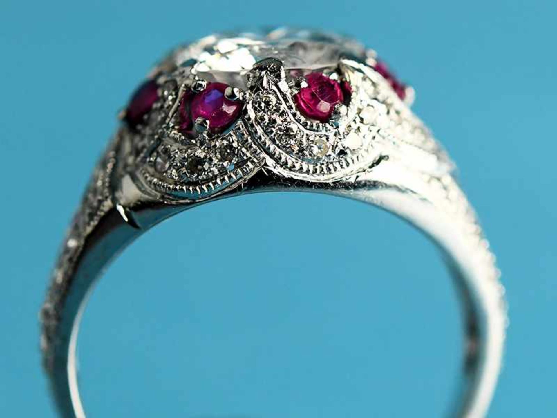 Ring mit Brillant ca. 1,8 ct und kleinen Diamanten, zusammen ca. 0,2 ct und 18 Rubinen, zusammen ca. - Bild 2 aus 4