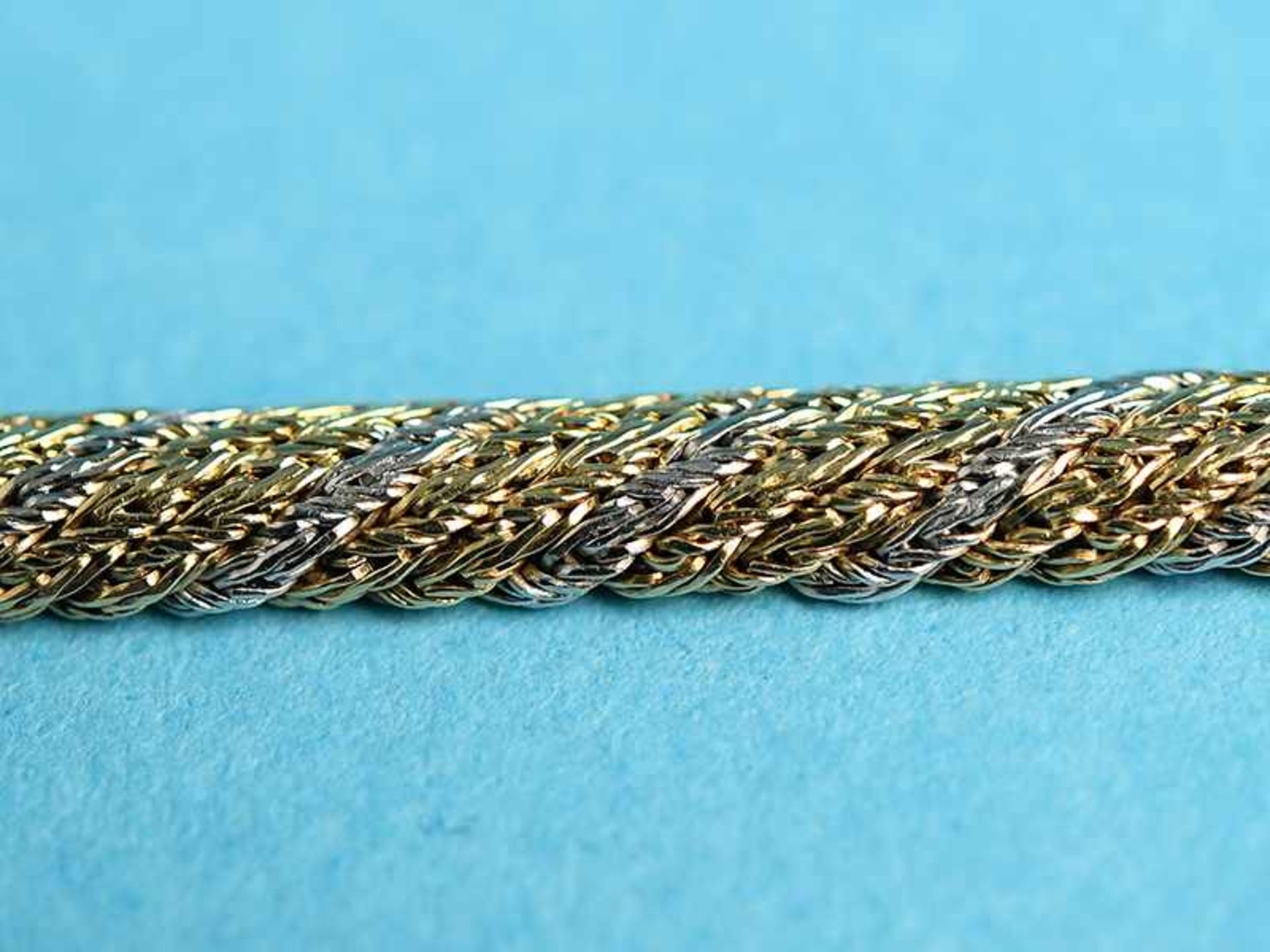 Armband, 20. Jh. 750/- Gelb-und Weißgold. Gesamtgewicht ca. 21,6 g. Zweifarbiges stilisiertes