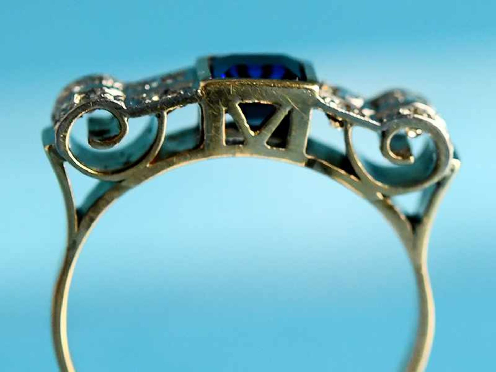 Ring mit blauem Farbstein und 8 Altschliff-Diamanten, zusammen ca. 0,2 ct, Art Deco 585/- Gelb- - Bild 2 aus 4