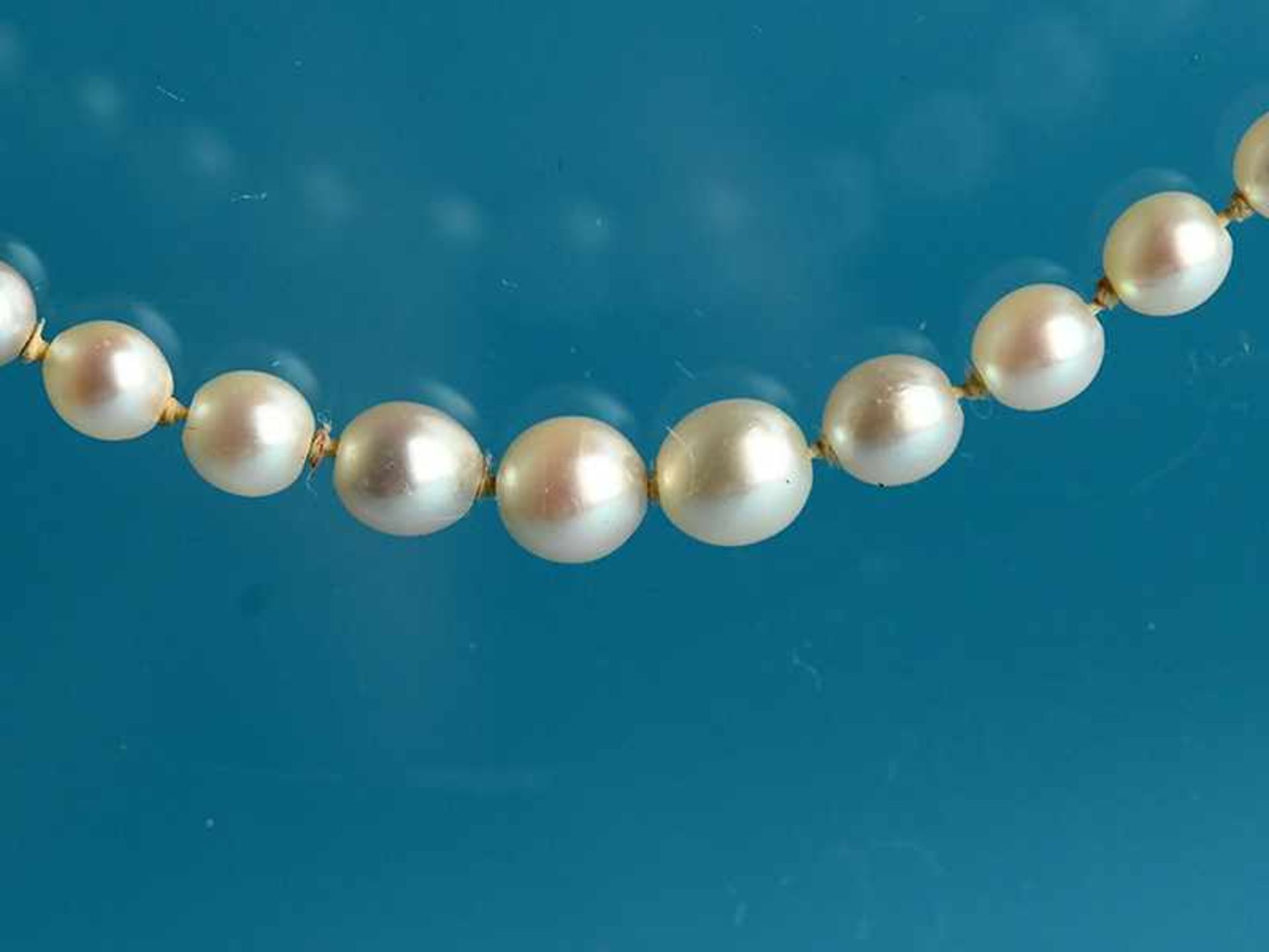 Akoya-Perlenkette, Anfang 20. Jh. Im Verlauf. Durchgeknotet. Leicht ovoidförmige Akoja-Perlen mit - Bild 3 aus 3