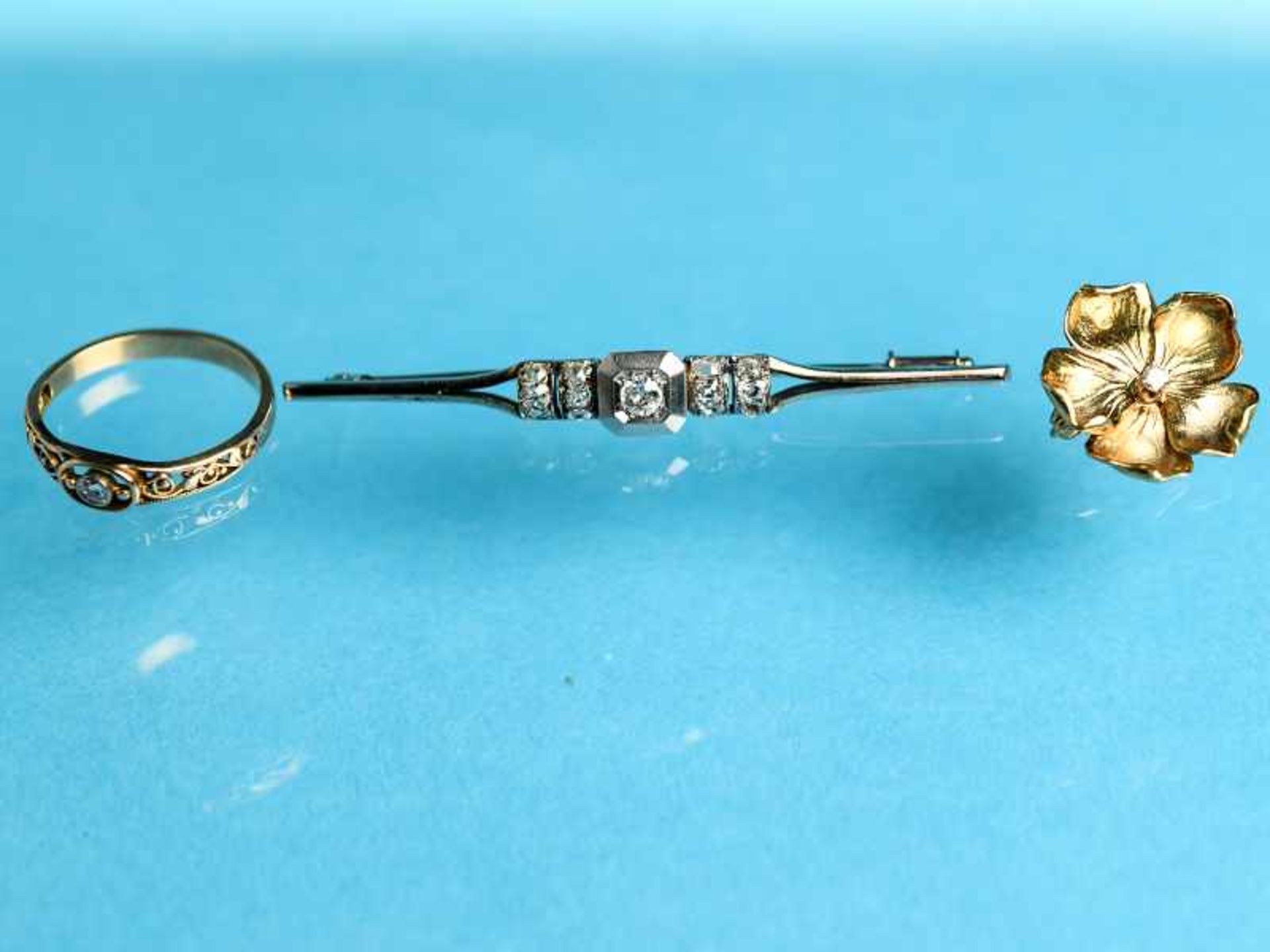 3 verschiede Schmuckstücke mit Diamanten, 20. Jh. 1.) Kleine plastische Blütenbrosche: 585/-