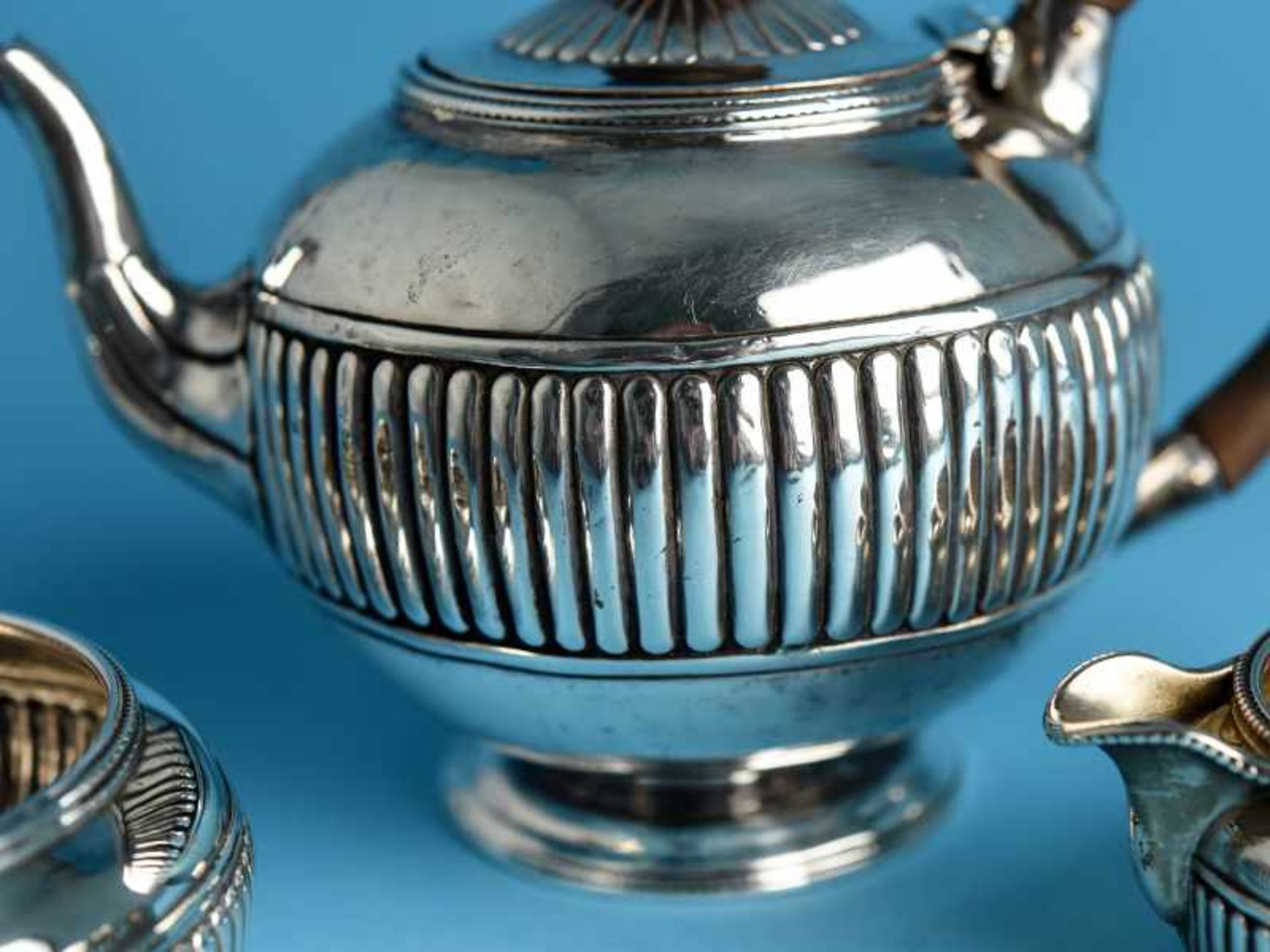 Teekanne (Georgian) + Zuckerschale u. Sahnegießer (Victorian), London, W. Frisbee, 1807 u. F.B. - Bild 8 aus 9