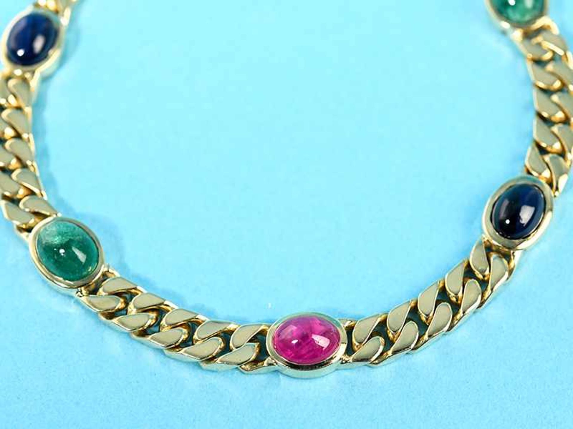 Armband mit Rubin-, Saphir- und Smaragd-Cabochon, Goldschmiedearbeit, 80- er Jahre 750/- Gelbgold. - Bild 2 aus 2