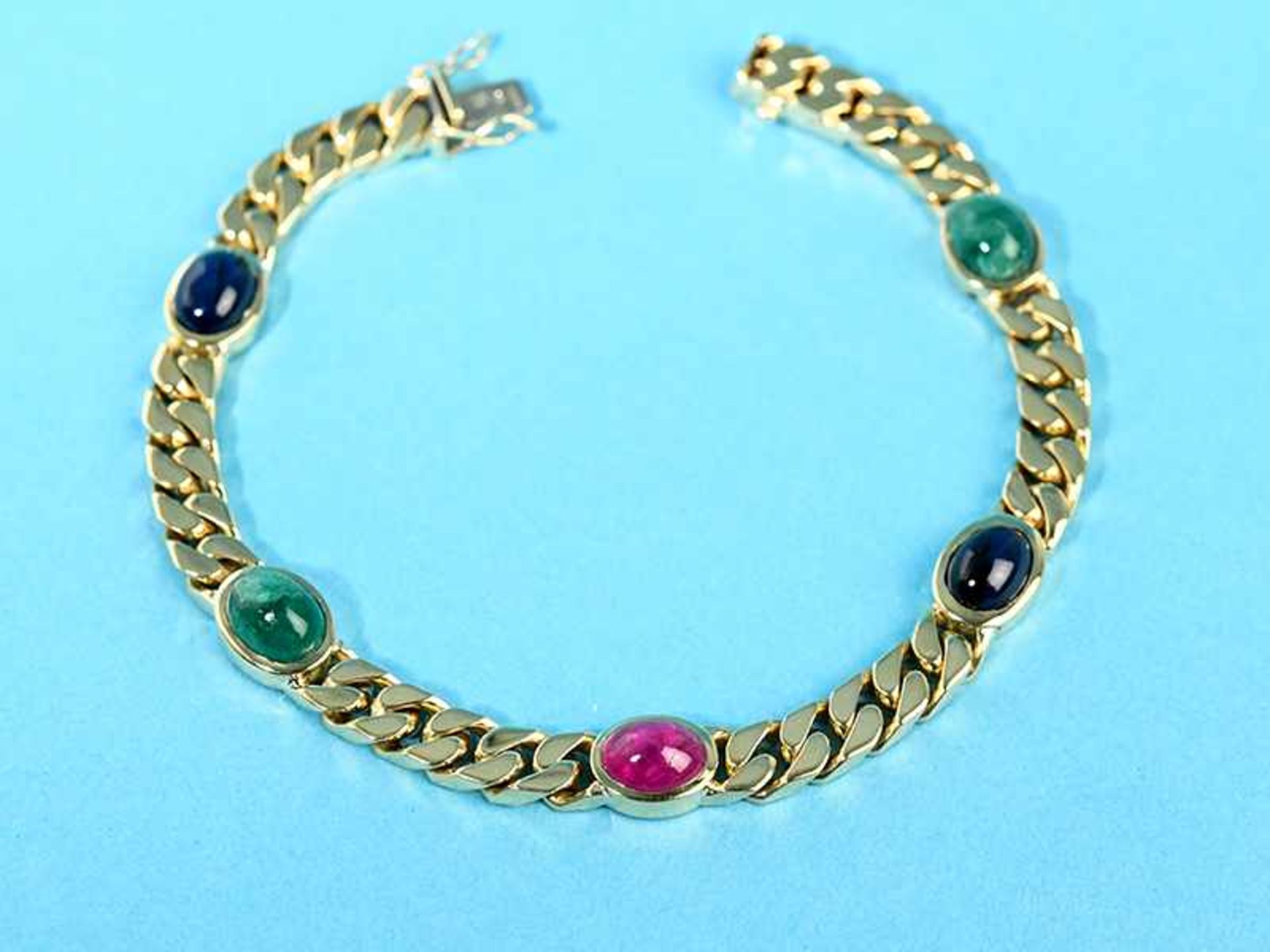 Armband mit Rubin-, Saphir- und Smaragd-Cabochon, Goldschmiedearbeit, 80- er Jahre 750/- Gelbgold.