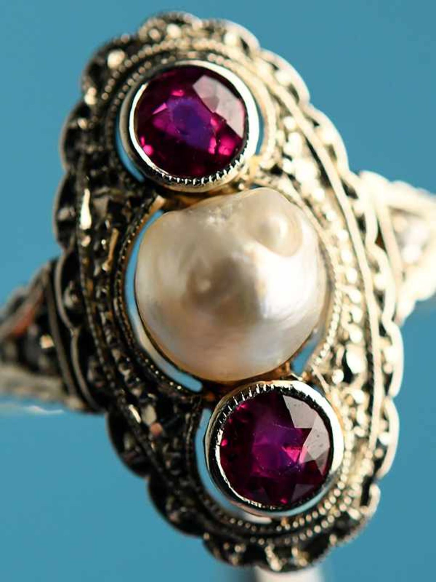 Ring mit Orientperle und zwei Rubinen, Art Deco 585/- Gelbgold und Silber parkettiert. Ovale - Image 3 of 6