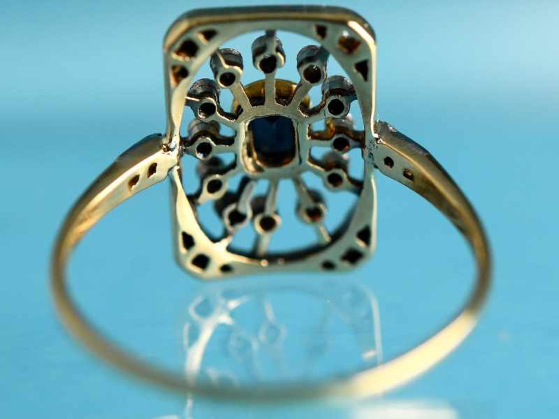 Ring mit Saphir und kleinen Diamantrosen, Art Deco 585/- Gelbgold und Silber parkettiert. - Bild 2 aus 3